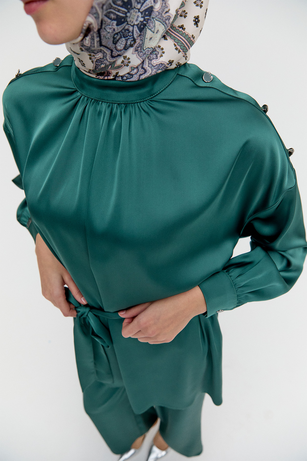 Süs Düğmeli Hakim Yakalı Saten İkili Takım