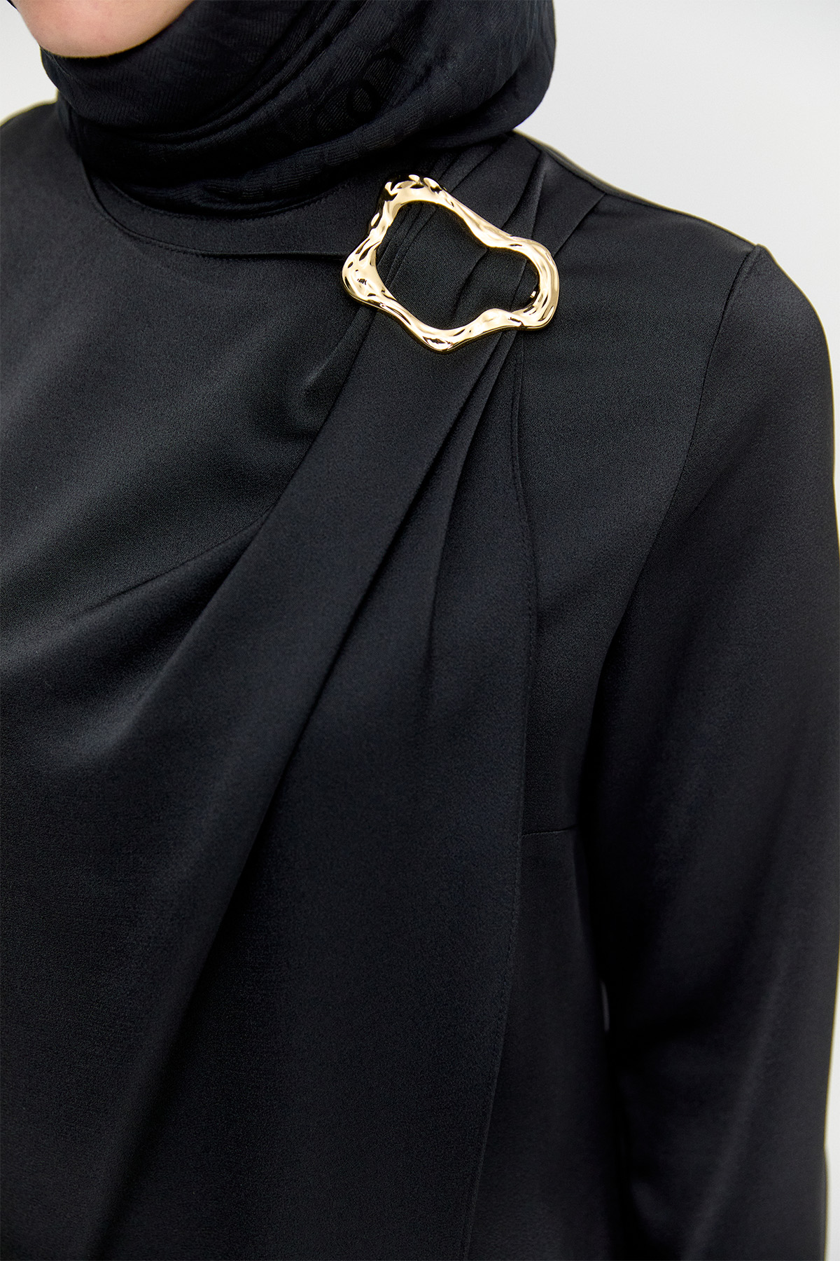 Pelerin Detaylı Toka Fularlı Tulum