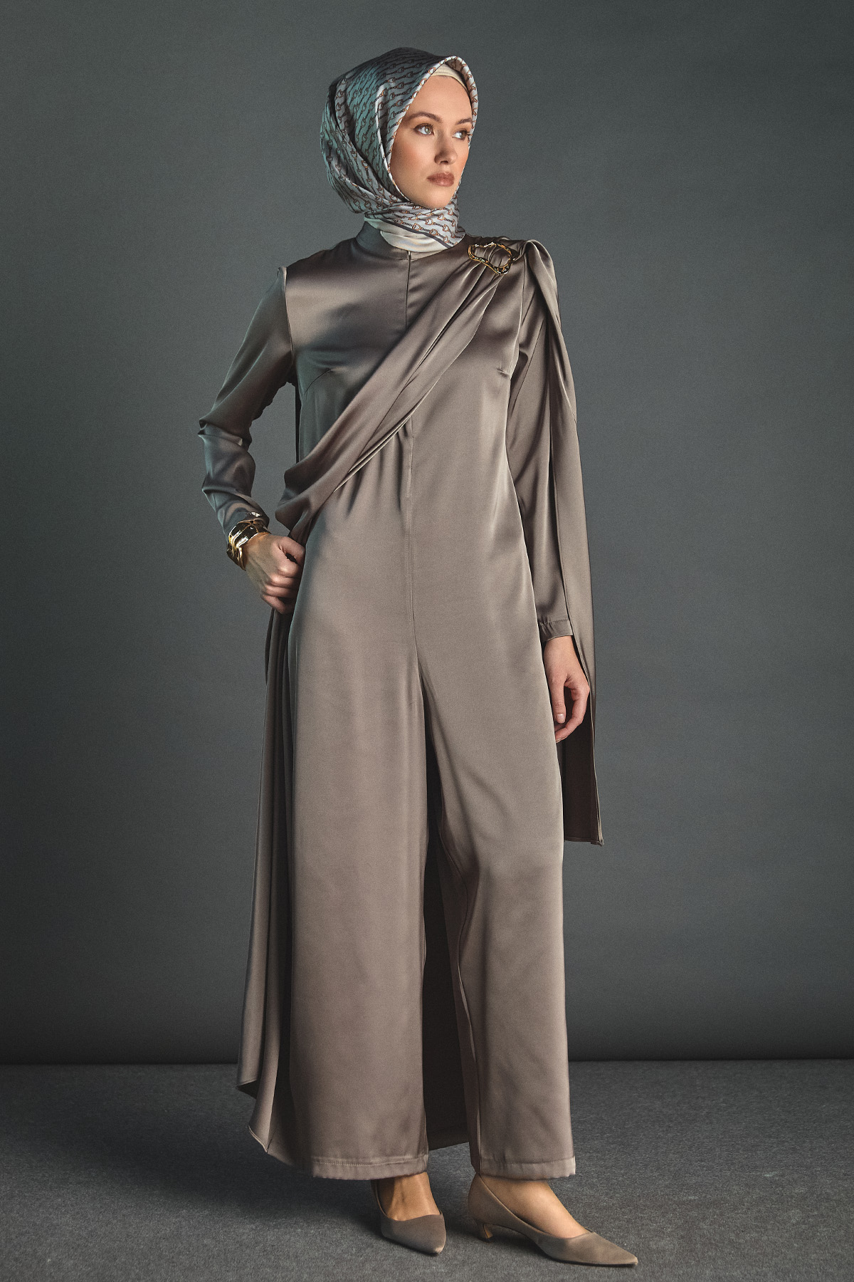 Pelerin Detaylı Toka Fularlı Tulum