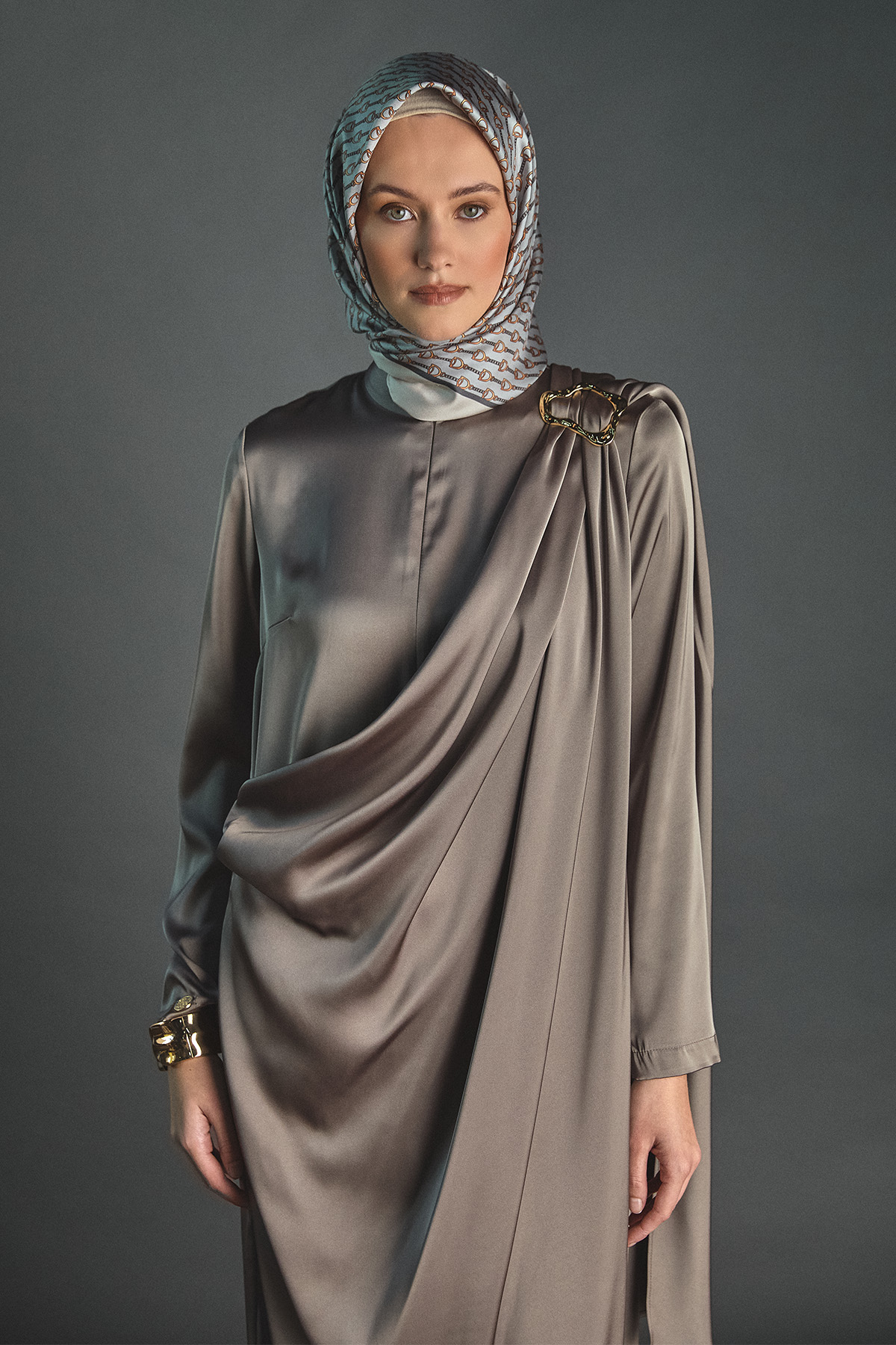 Pelerin Detaylı Toka Fularlı Tulum