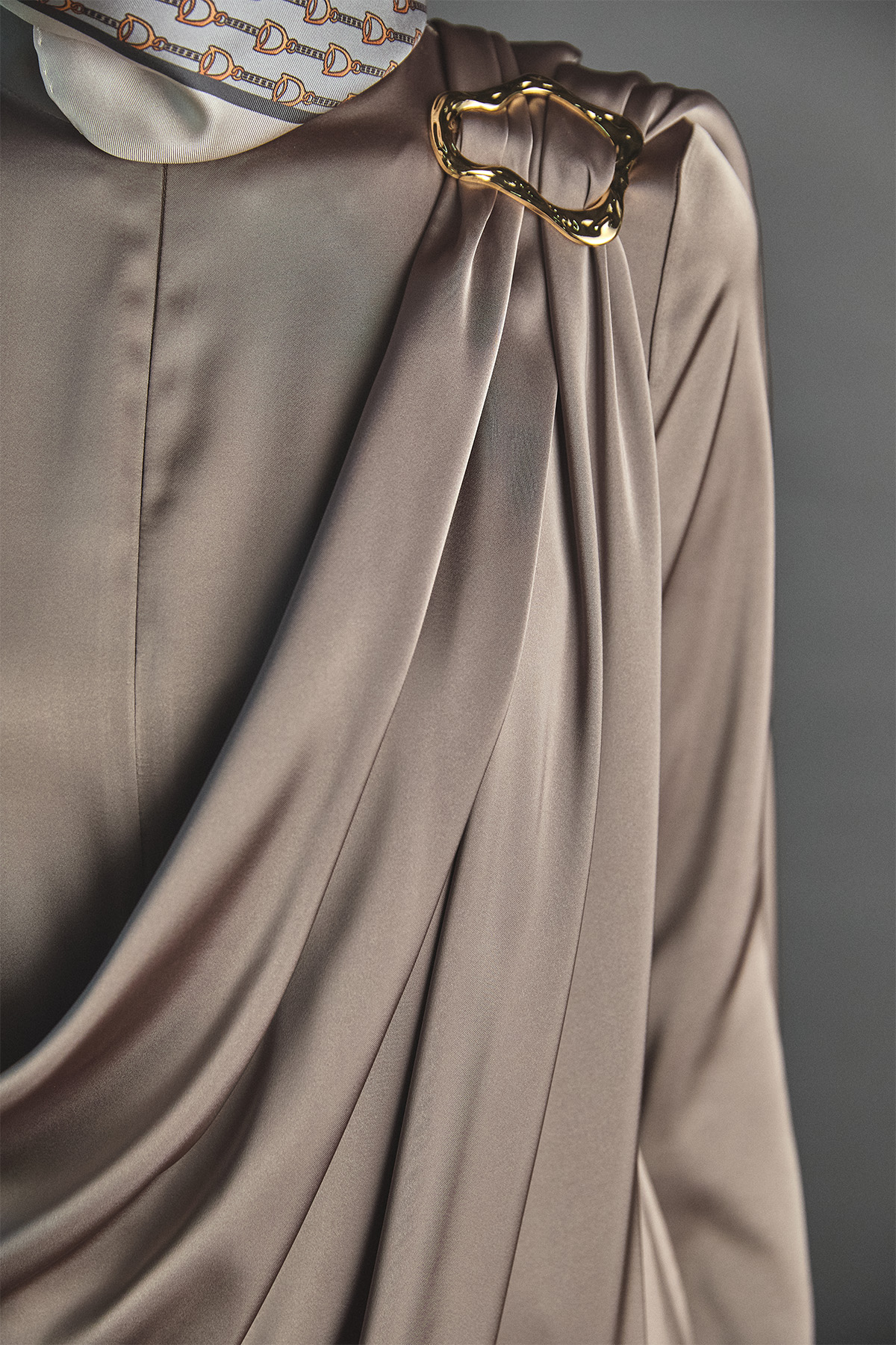 Pelerin Detaylı Toka Fularlı Tulum