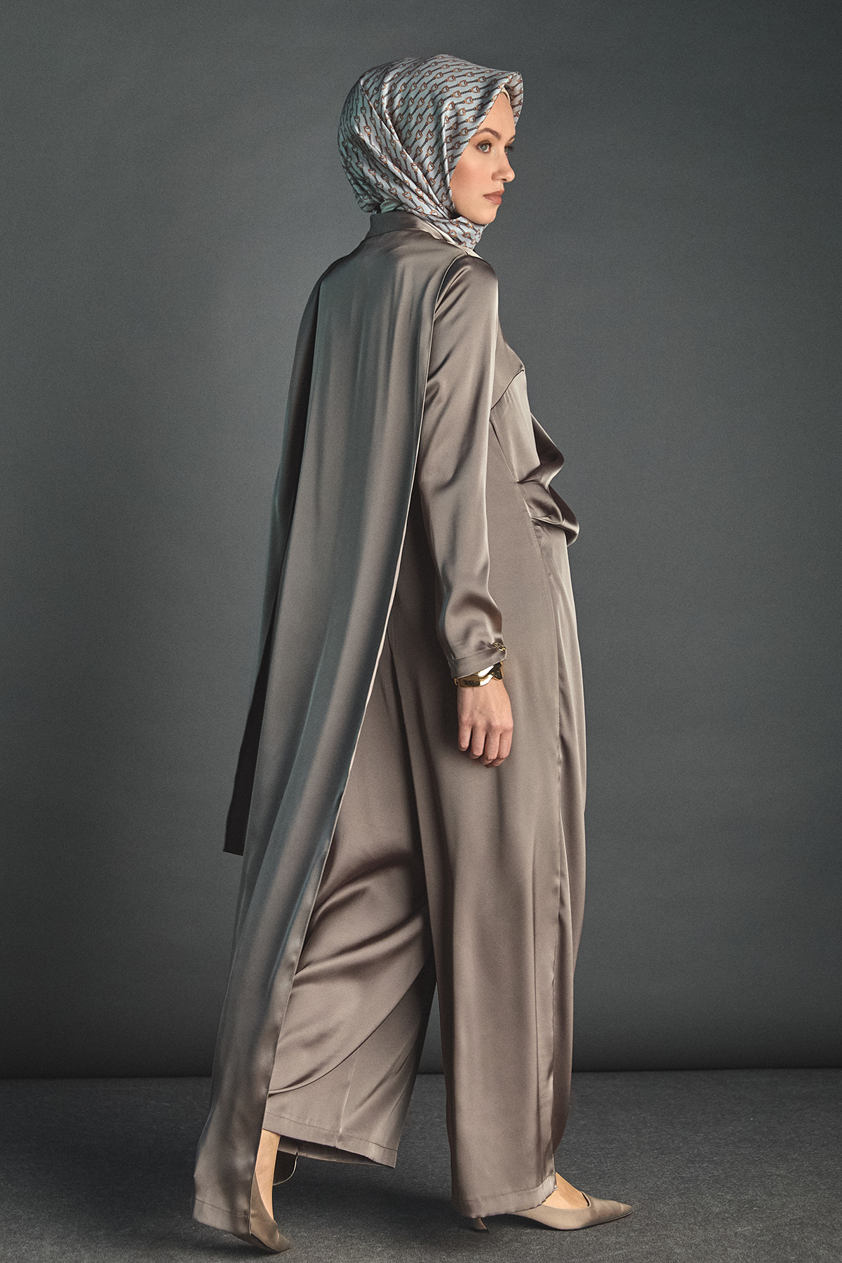 Pelerin Detaylı Toka Fularlı Tulum