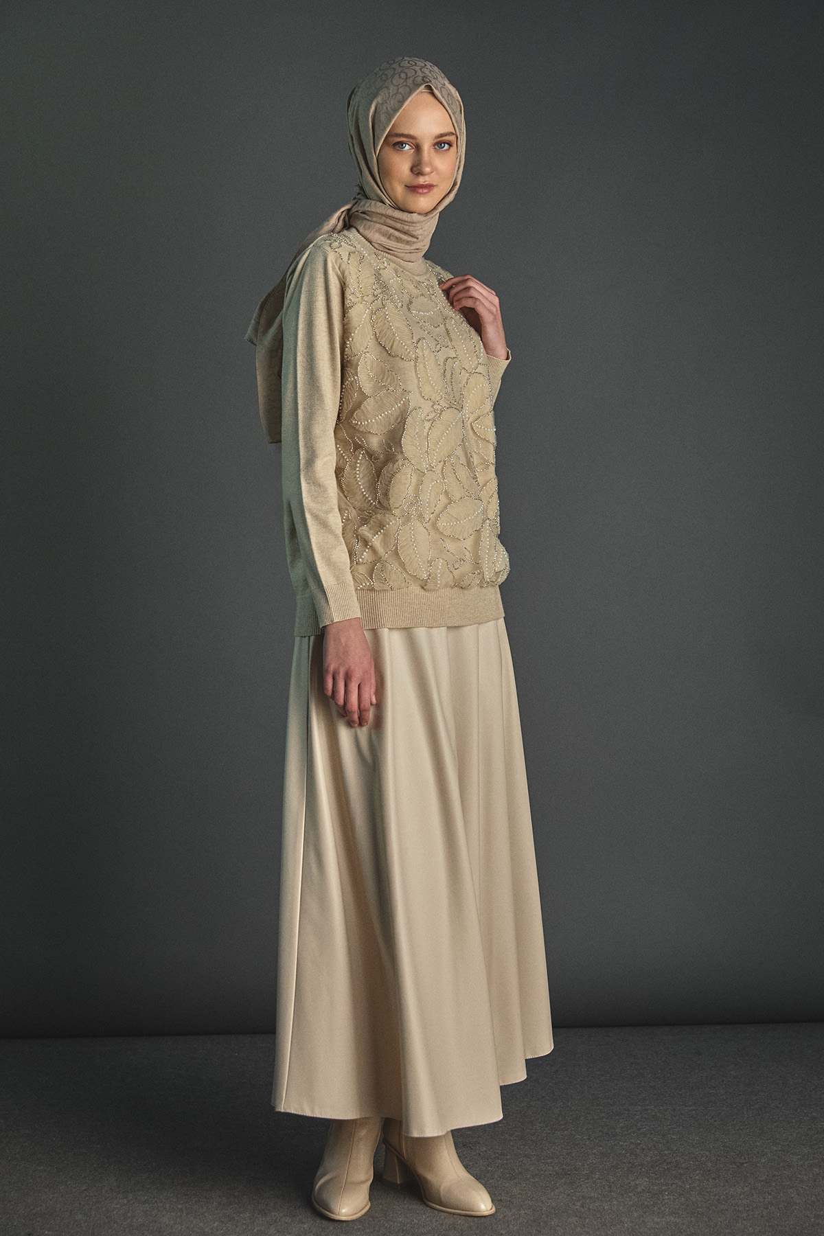 İnci ve Taş Detaylı Yaprak Desenli Triko