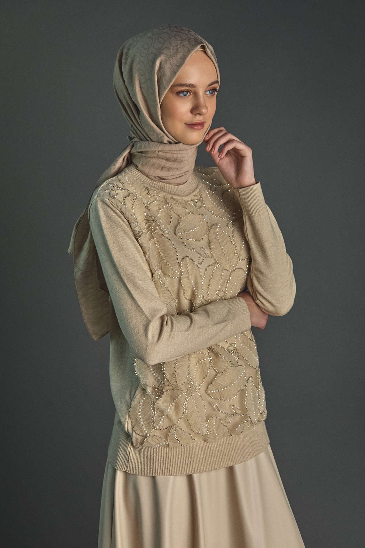 İnci ve Taş Detaylı Yaprak Desenli Triko