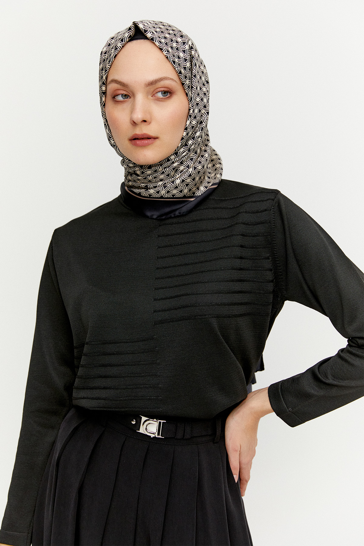 Simli Şerit Detaylı Triko Bluz