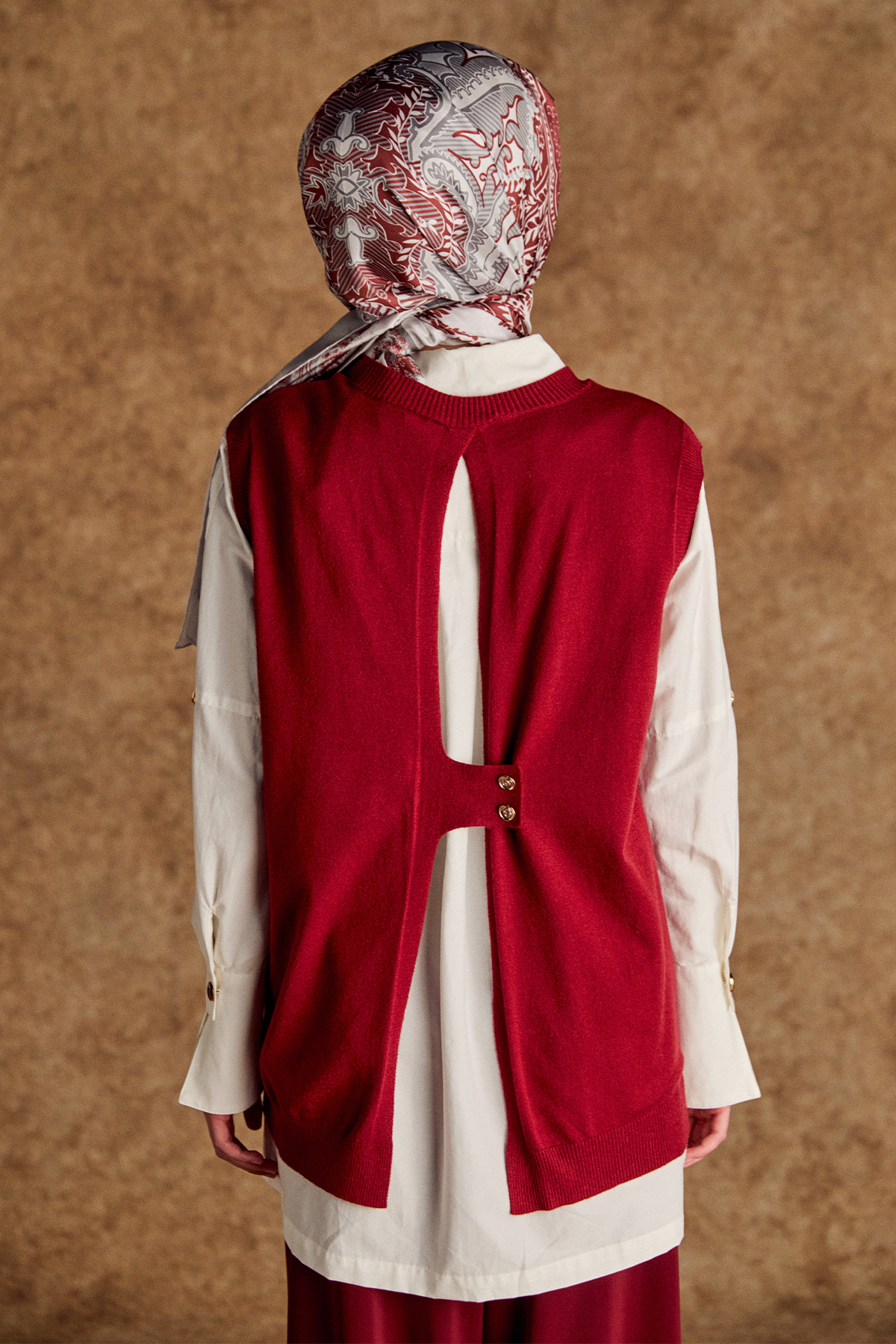 Süs Düğmeli Pencereli Süveter