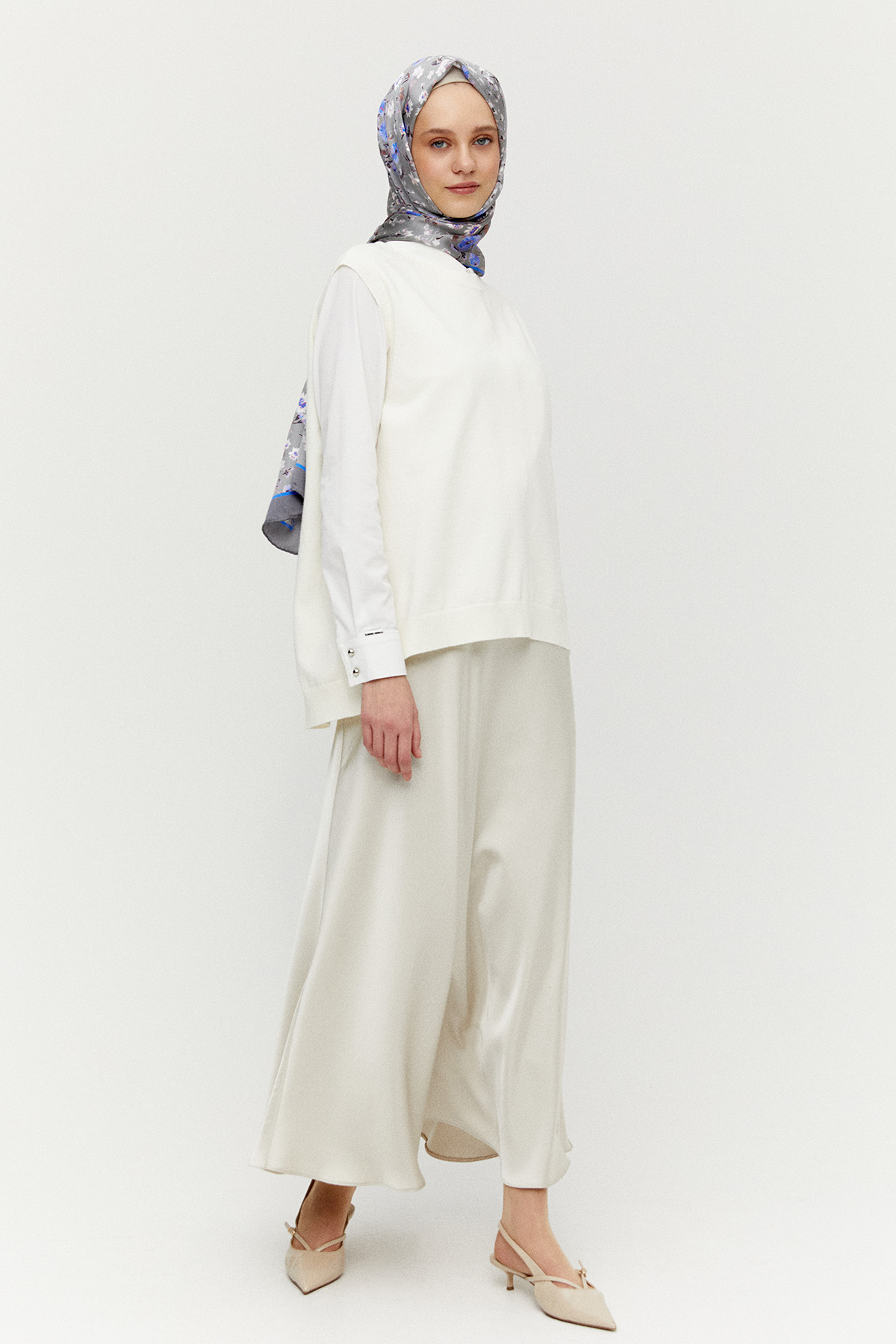 Süs Düğmeli Pencereli Süveter