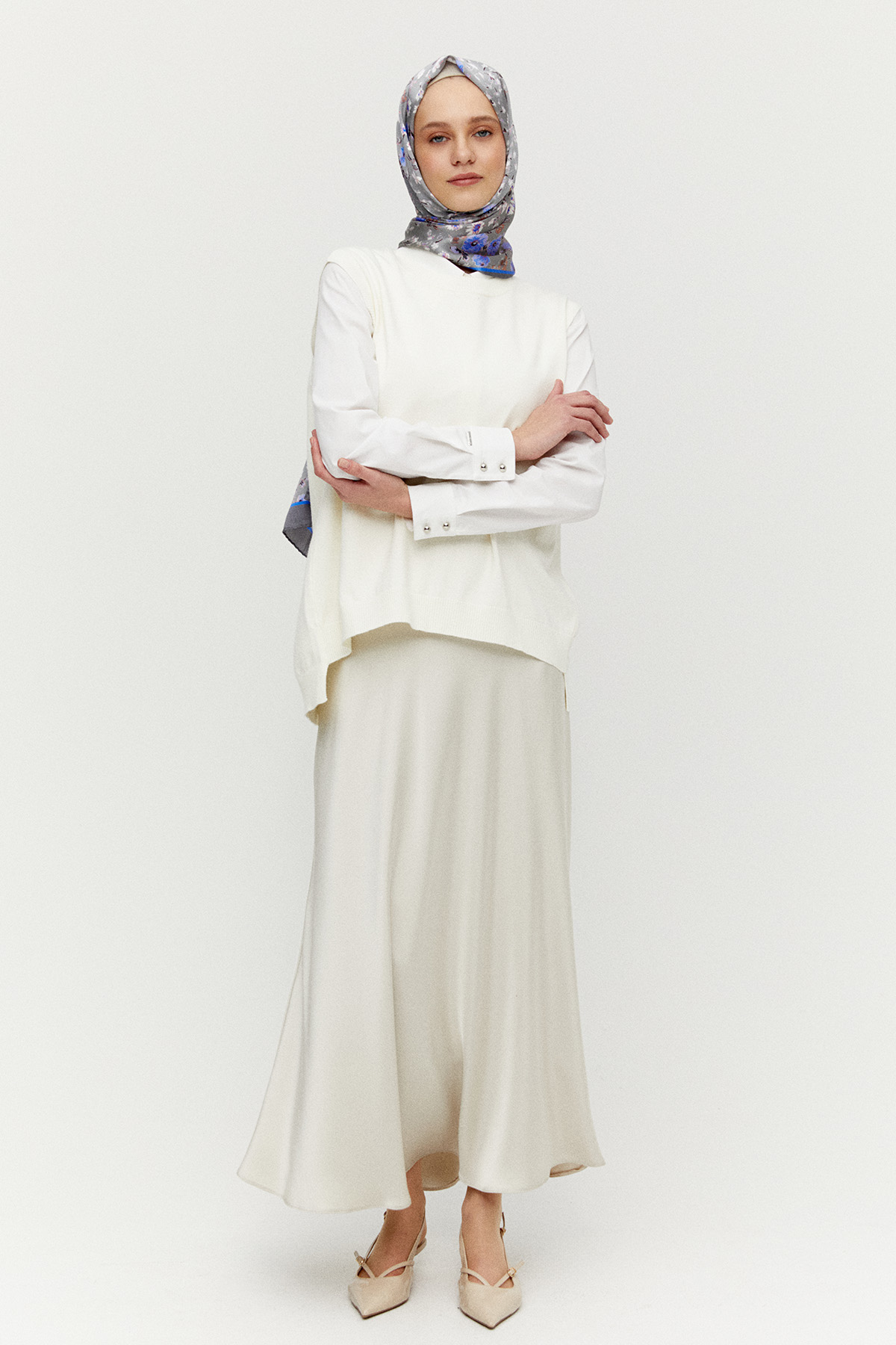 Süs Düğmeli Pencereli Süveter