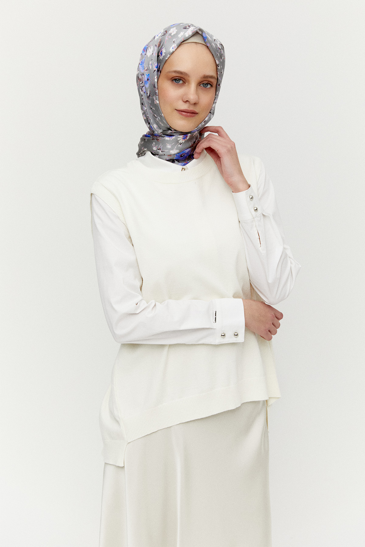 Süs Düğmeli Pencereli Süveter