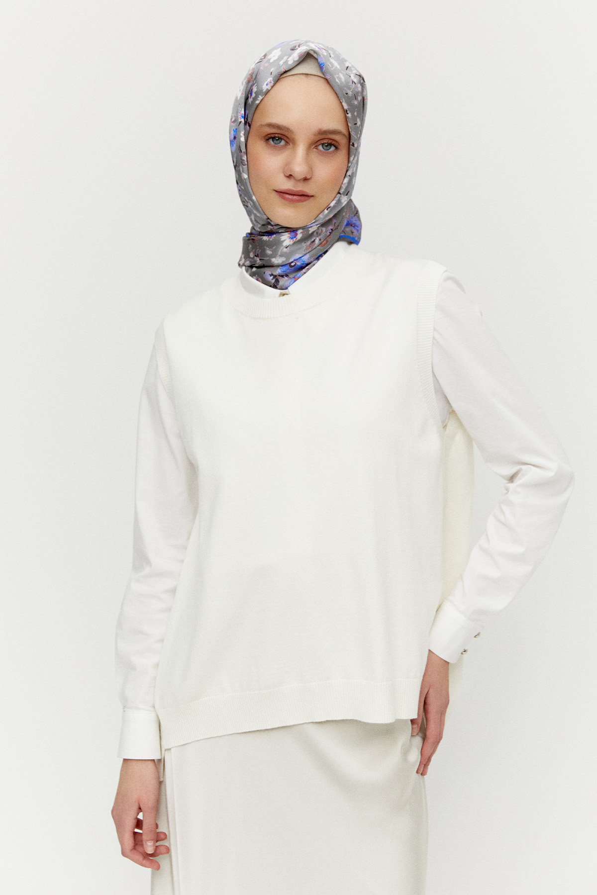 Süs Düğmeli Pencereli Süveter