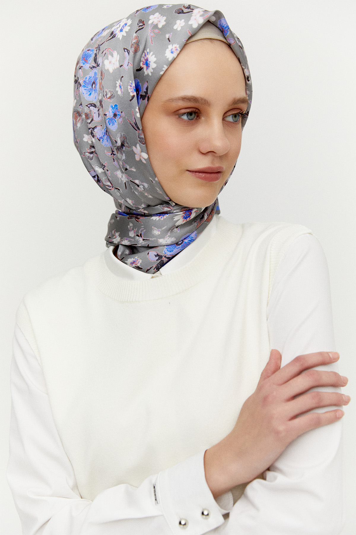 Süs Düğmeli Pencereli Süveter