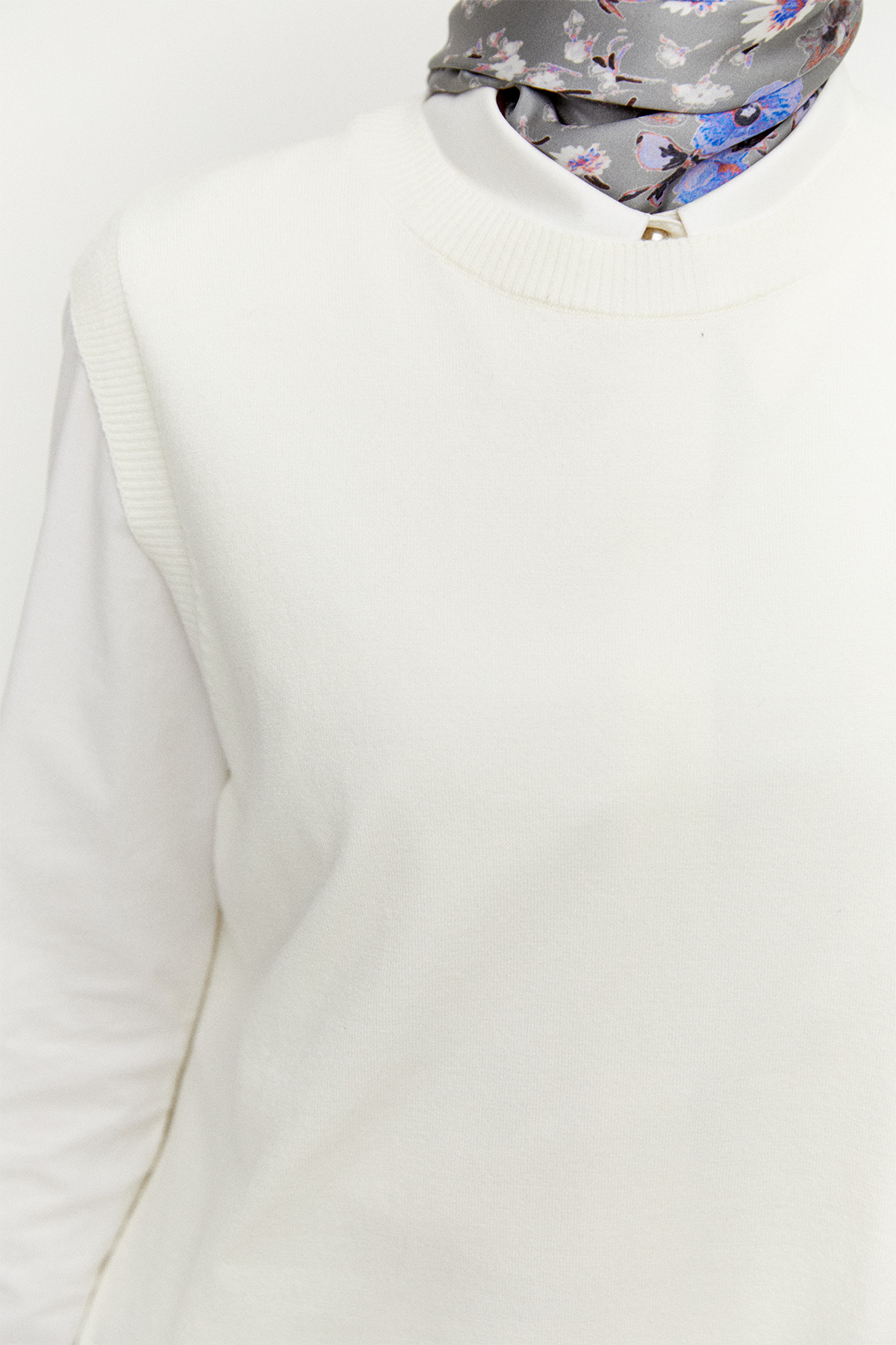 Süs Düğmeli Pencereli Süveter