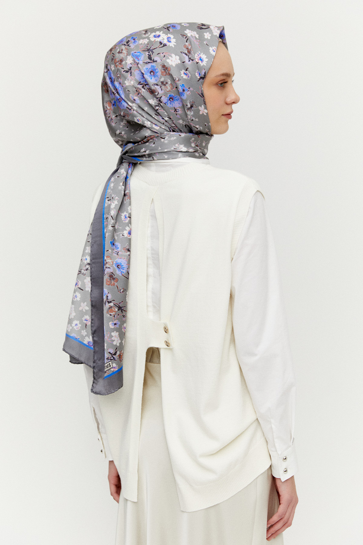 Süs Düğmeli Pencereli Süveter