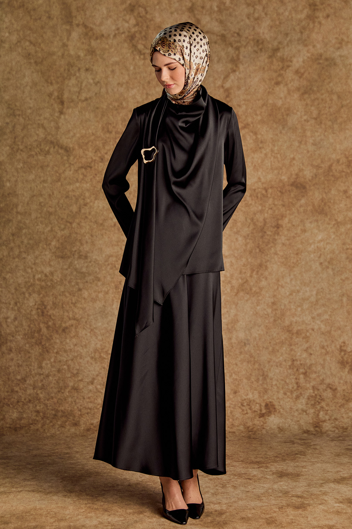 Tokalı Fular Detaylı Saten Bluz