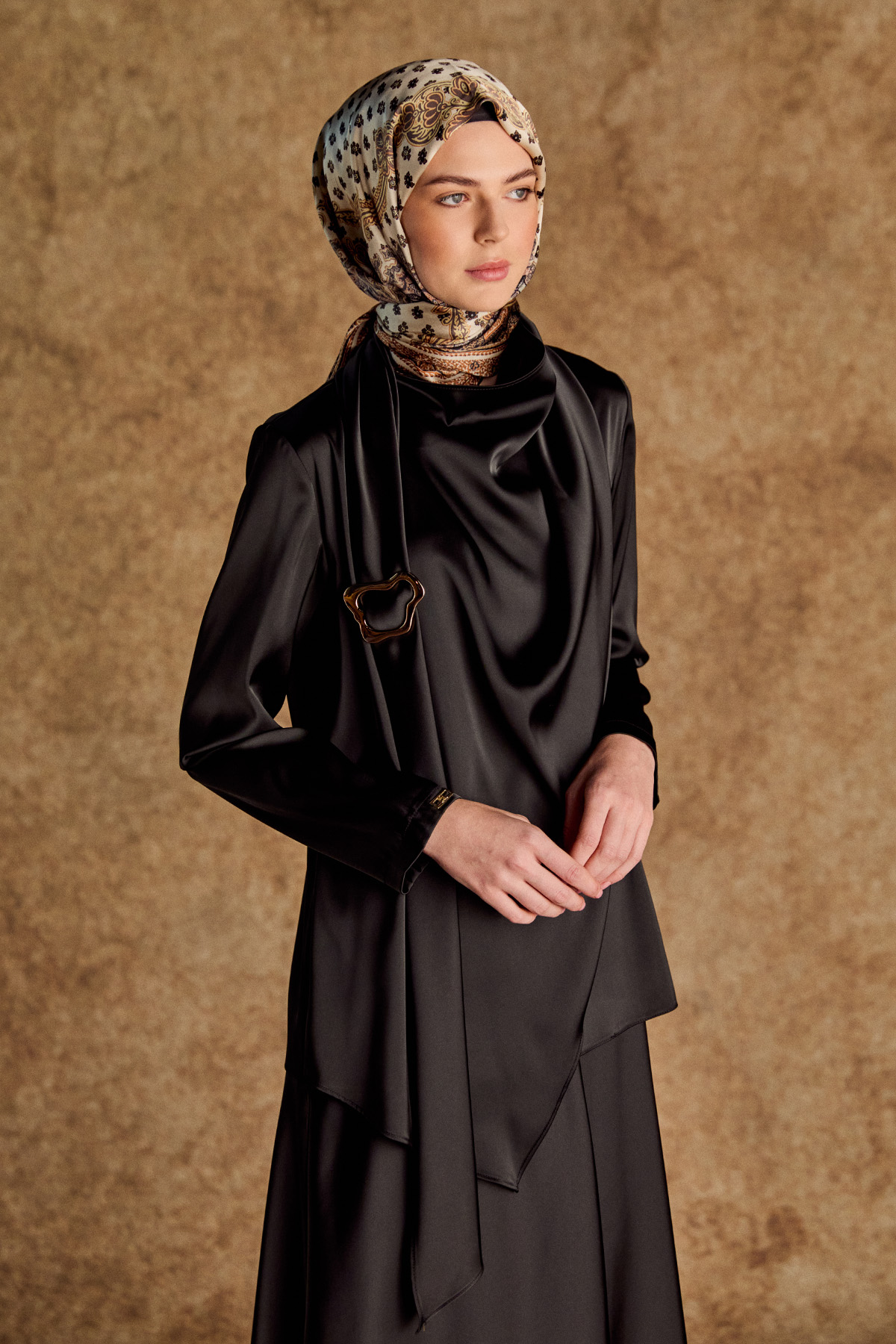 Tokalı Fular Detaylı Saten Bluz