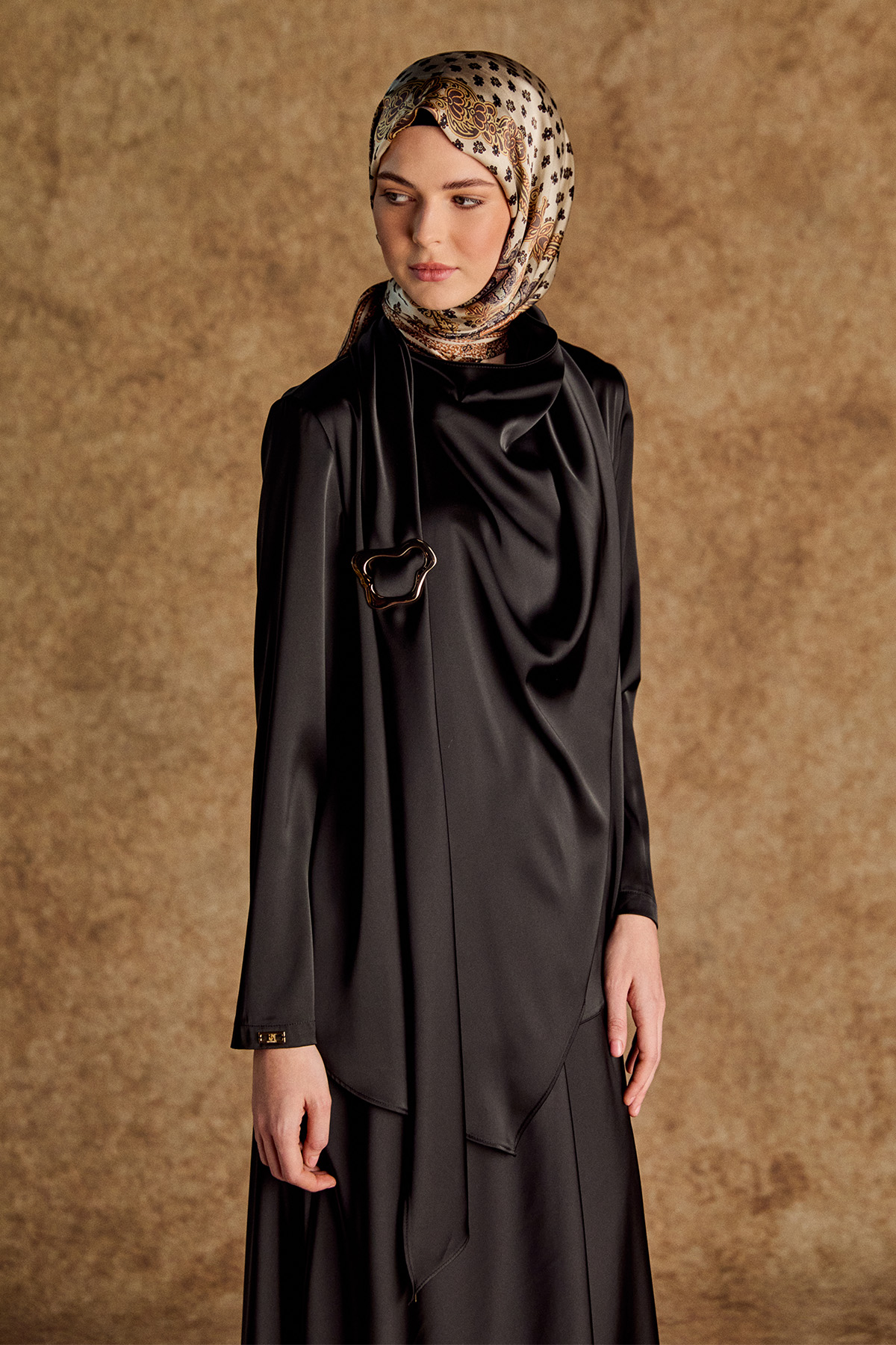 Tokalı Fular Detaylı Saten Bluz