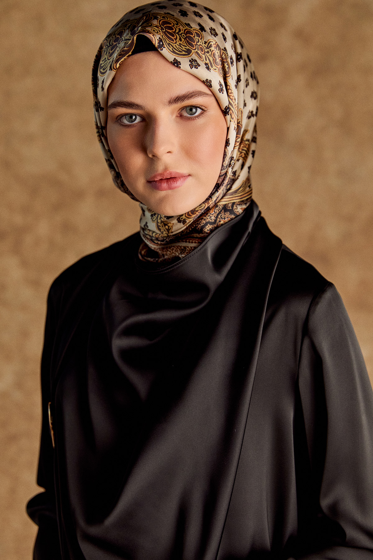 Tokalı Fular Detaylı Saten Bluz