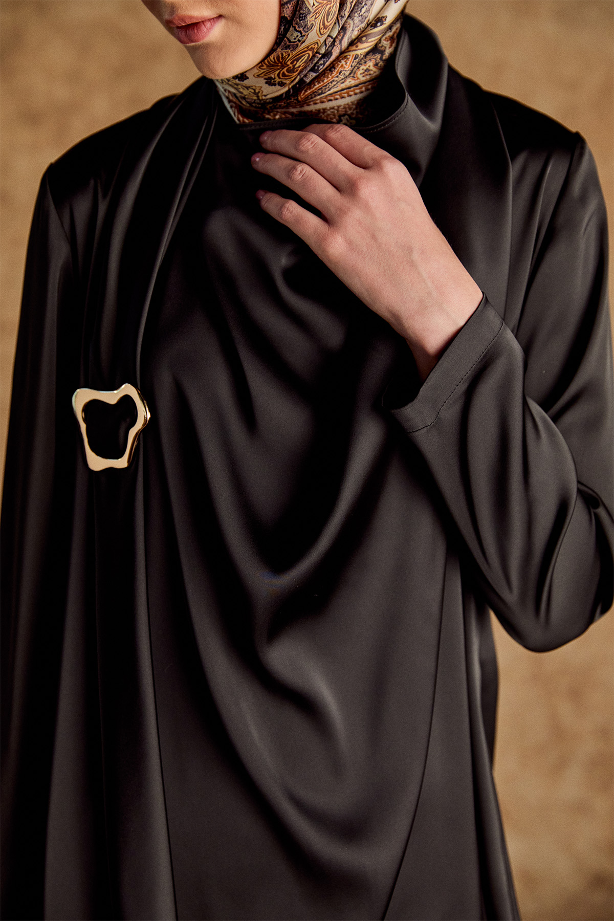 Tokalı Fular Detaylı Saten Bluz