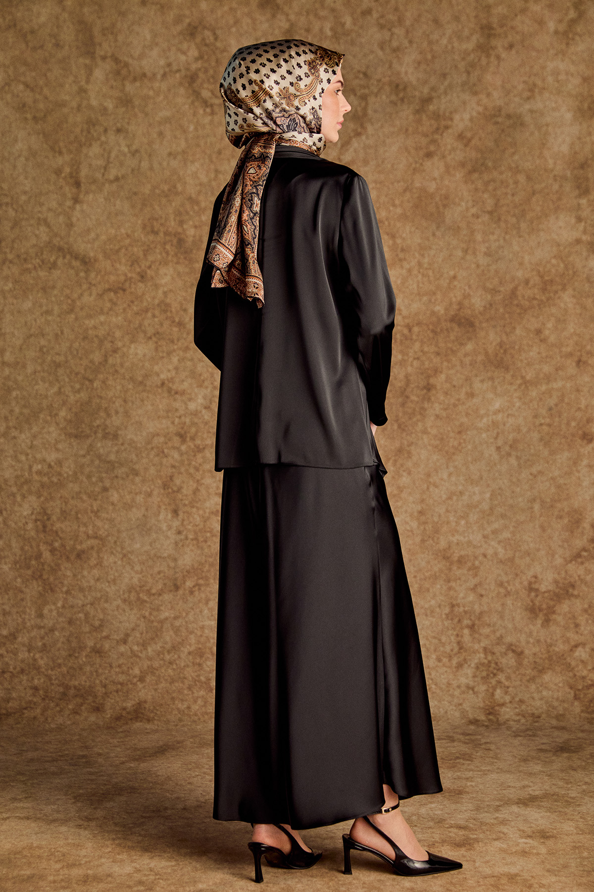 Tokalı Fular Detaylı Saten Bluz