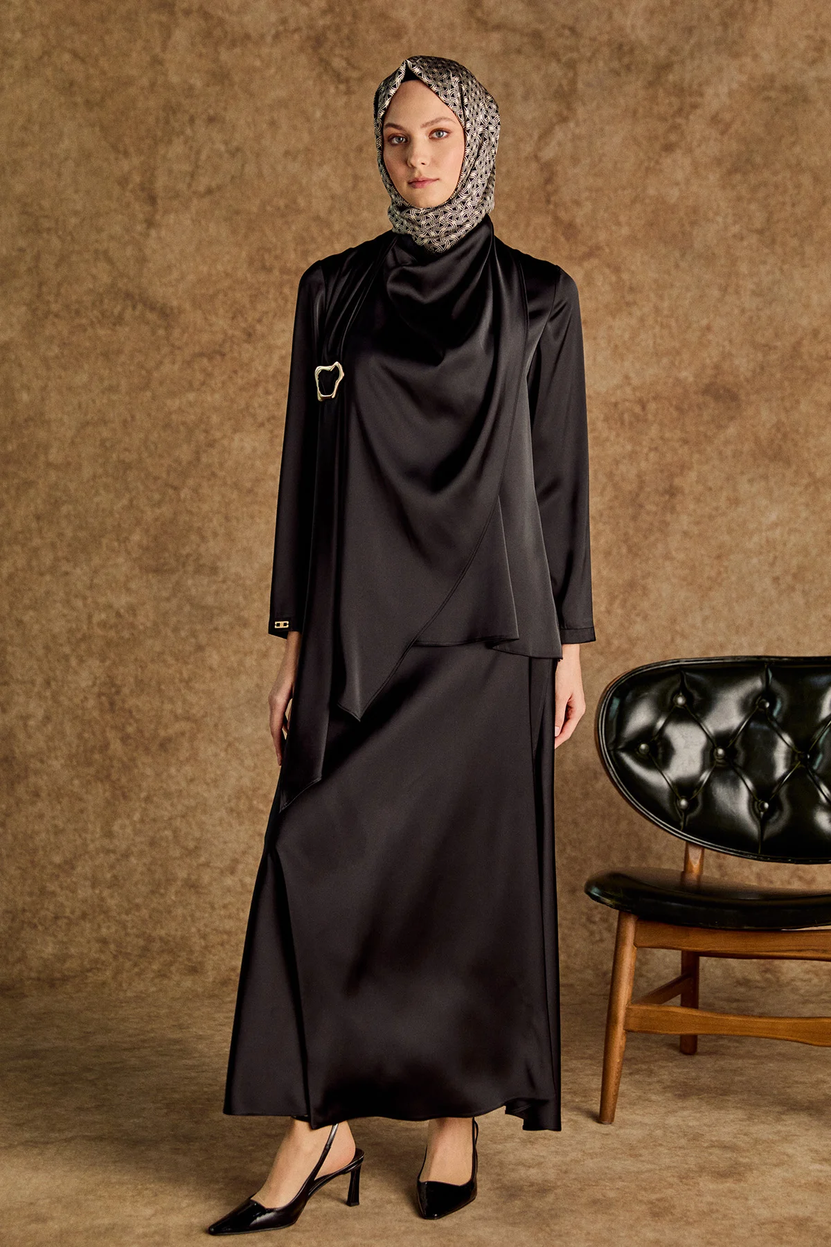 Tokalı Fular Detaylı Saten Bluz, Tesettür Giyim