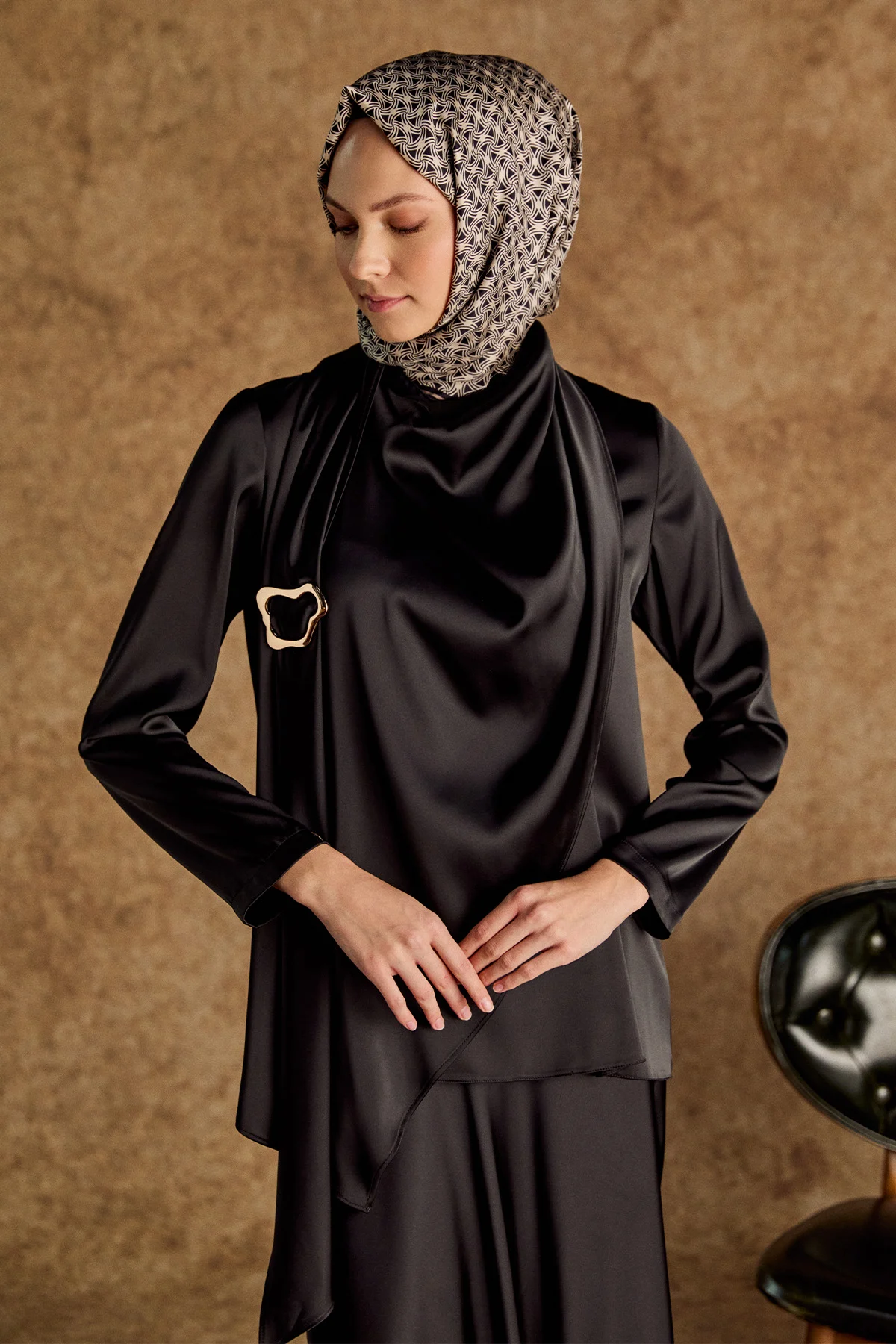 Tokalı Fular Detaylı Saten Bluz, Tesettür Giyim