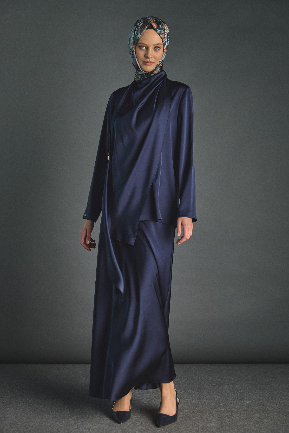 Tokalı Fular Detaylı Saten Bluz