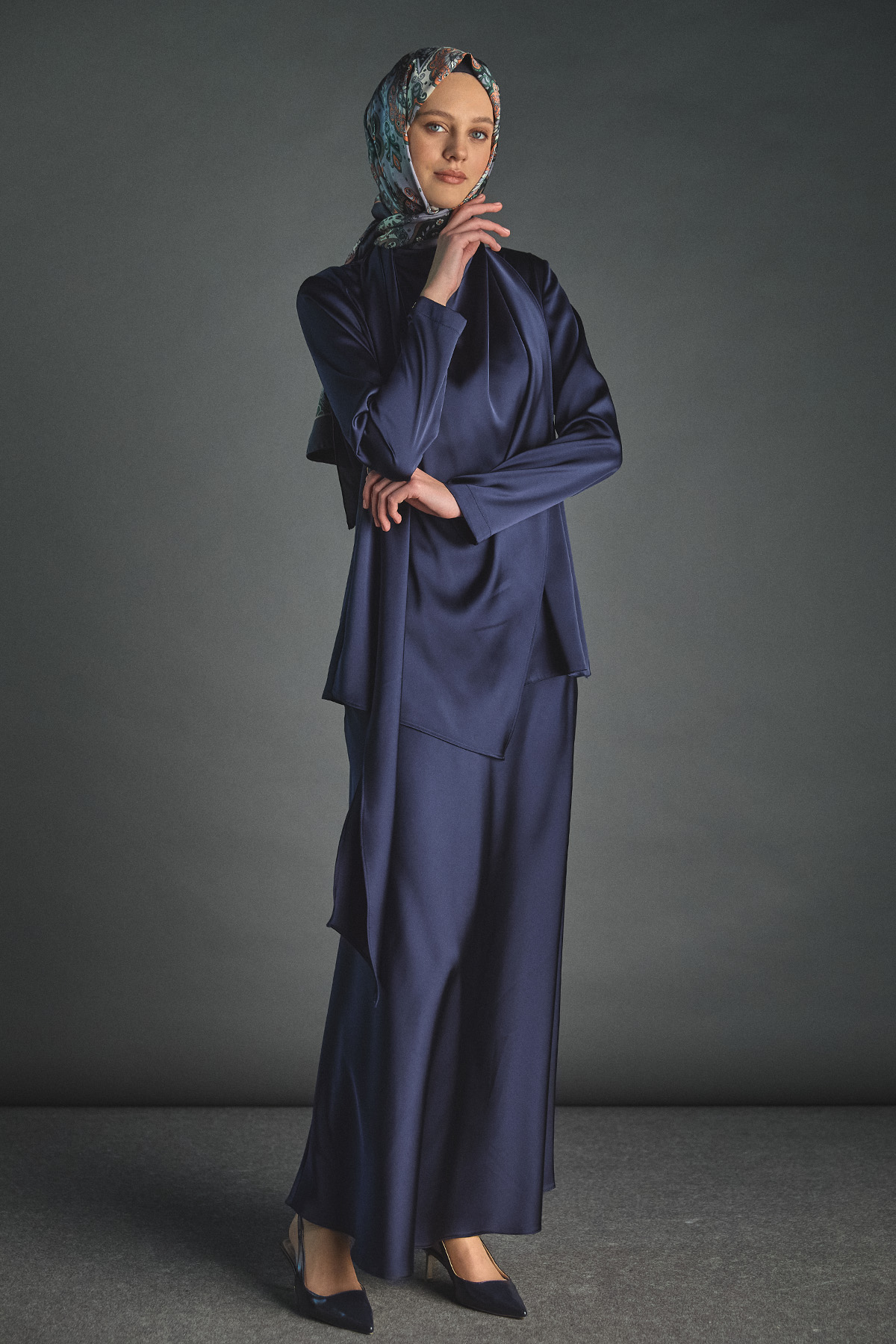 Tokalı Fular Detaylı Saten Bluz