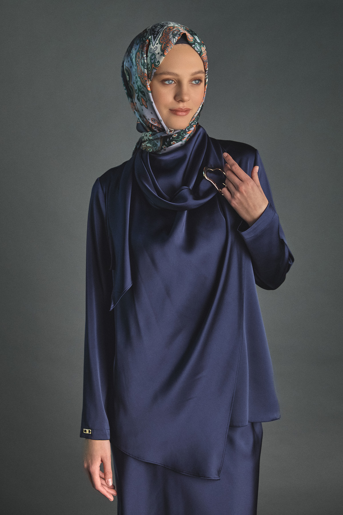 Tokalı Fular Detaylı Saten Bluz