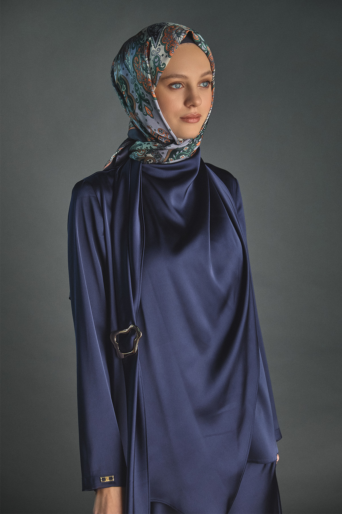 Tokalı Fular Detaylı Saten Bluz