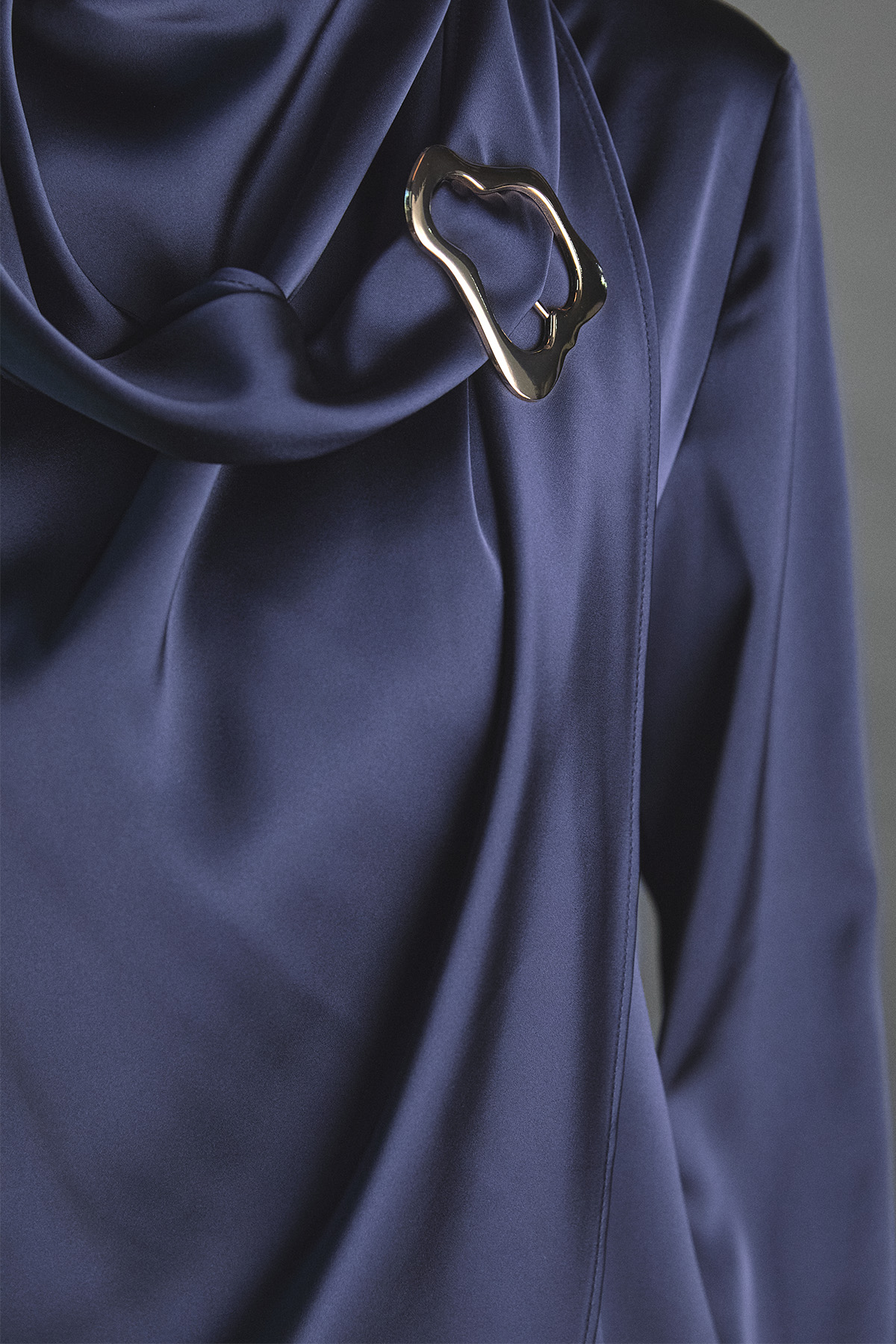 Tokalı Fular Detaylı Saten Bluz