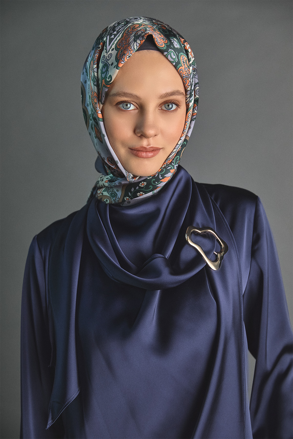 Tokalı Fular Detaylı Saten Bluz