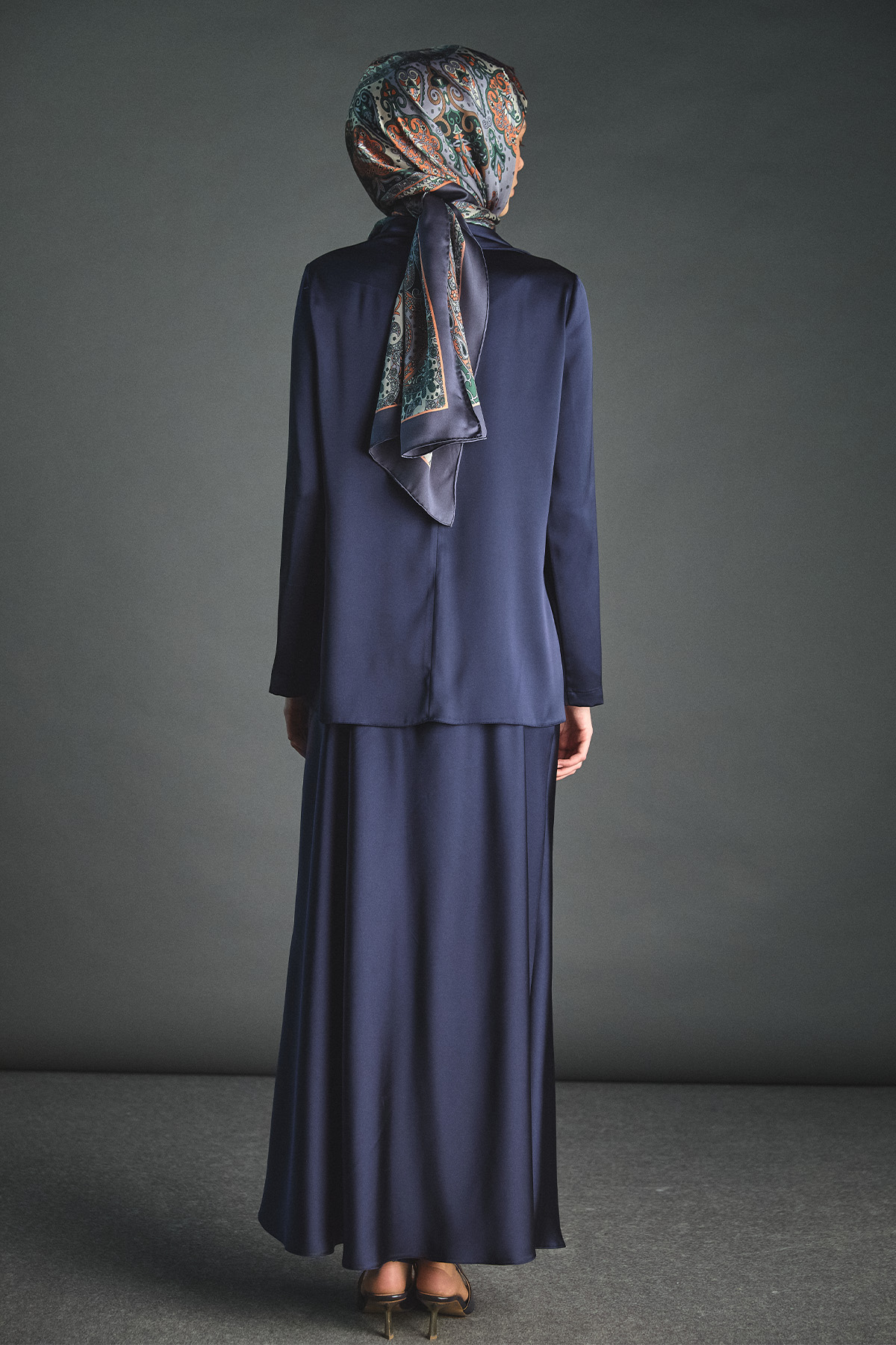 Tokalı Fular Detaylı Saten Bluz