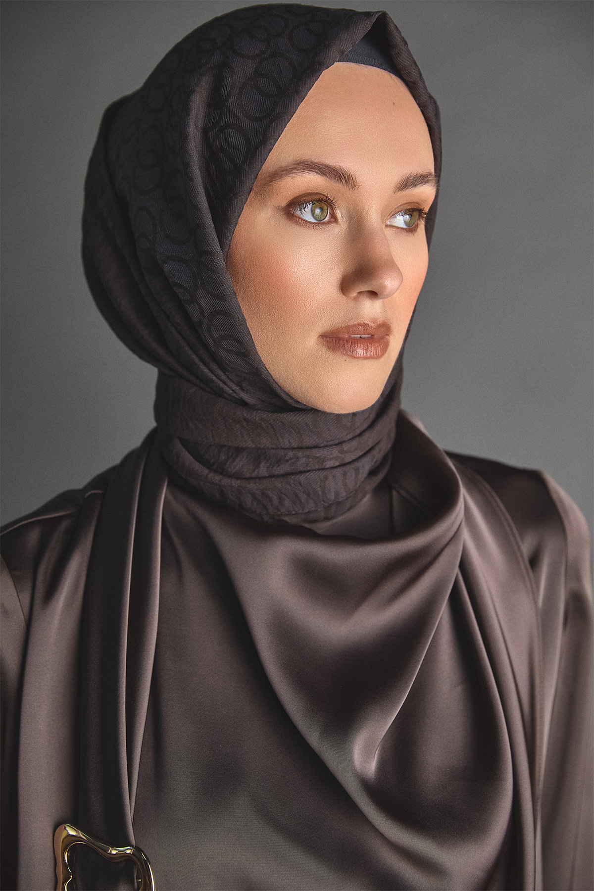 Tokalı Fular Detaylı Saten Bluz