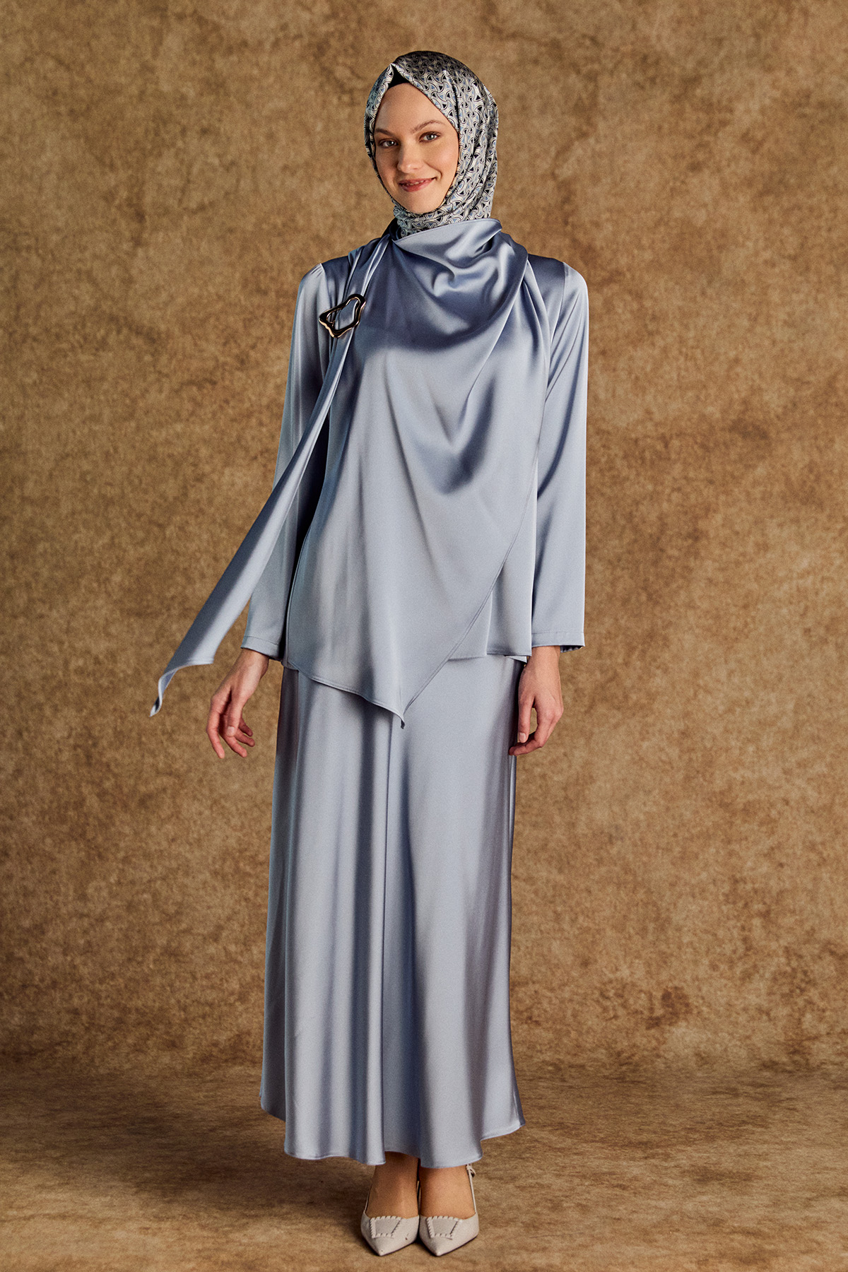 Tokalı Fular Detaylı Saten Bluz