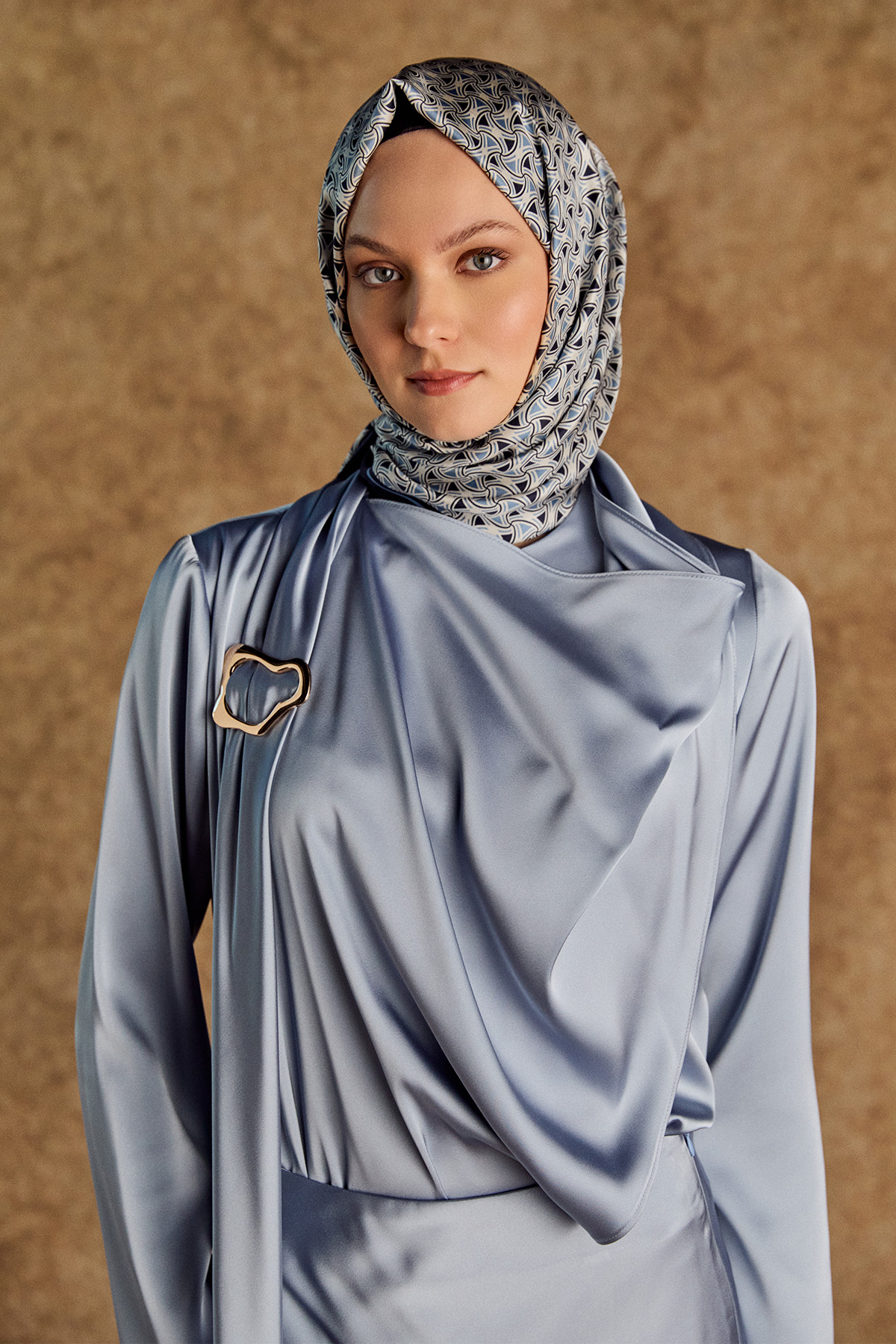 Tokalı Fular Detaylı Saten Bluz