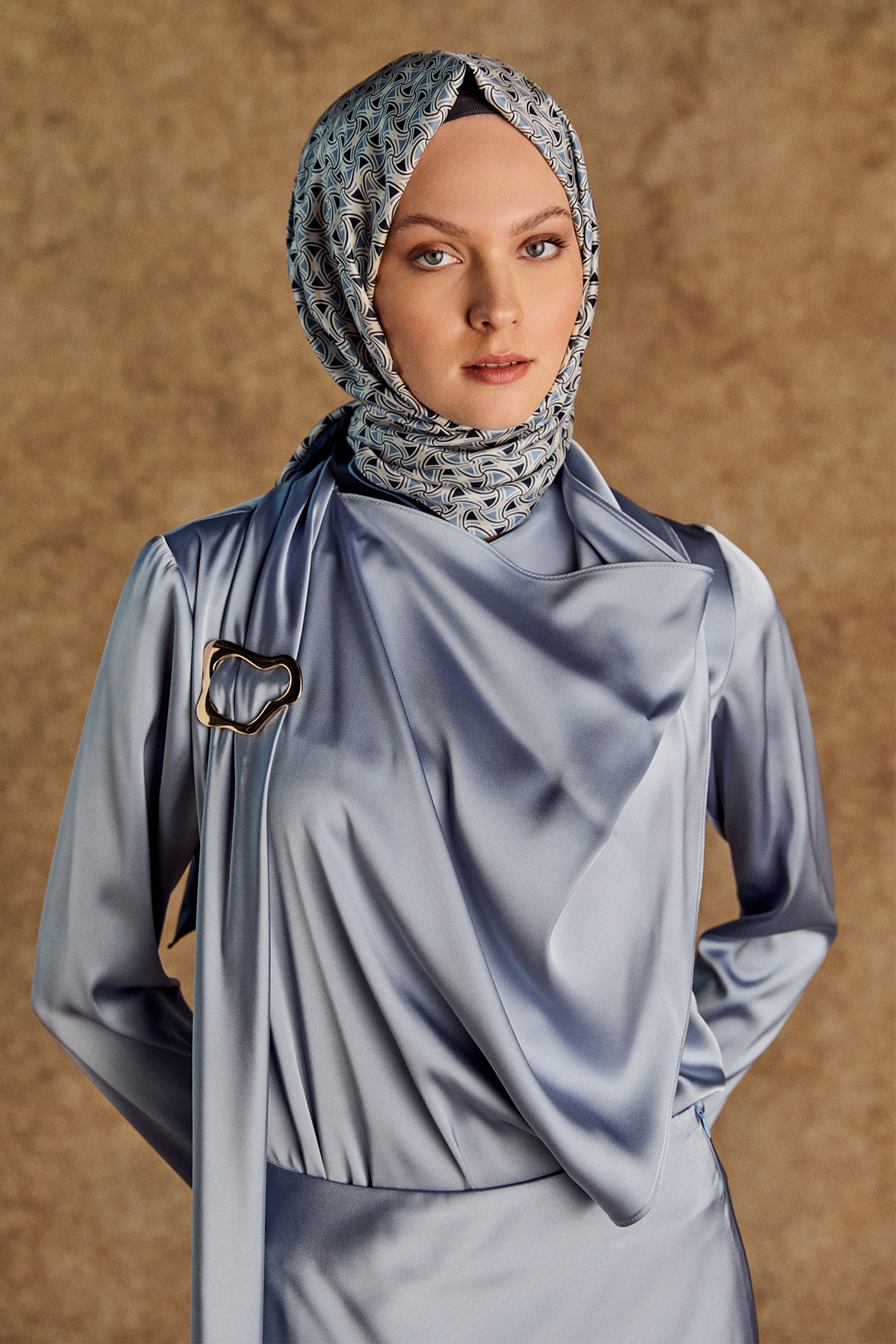 Tokalı Fular Detaylı Saten Bluz