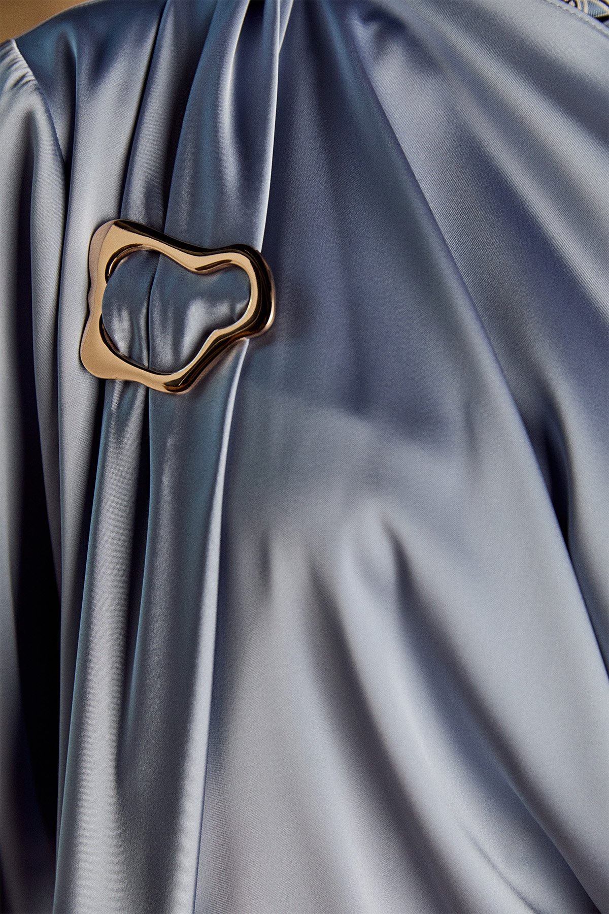 Tokalı Fular Detaylı Saten Bluz