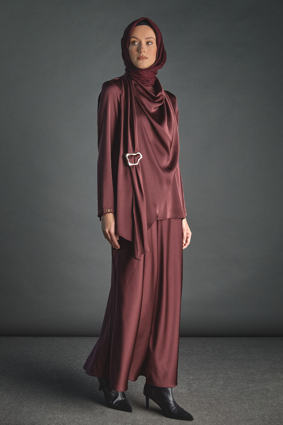 Tokalı Fular Detaylı Saten Bluz