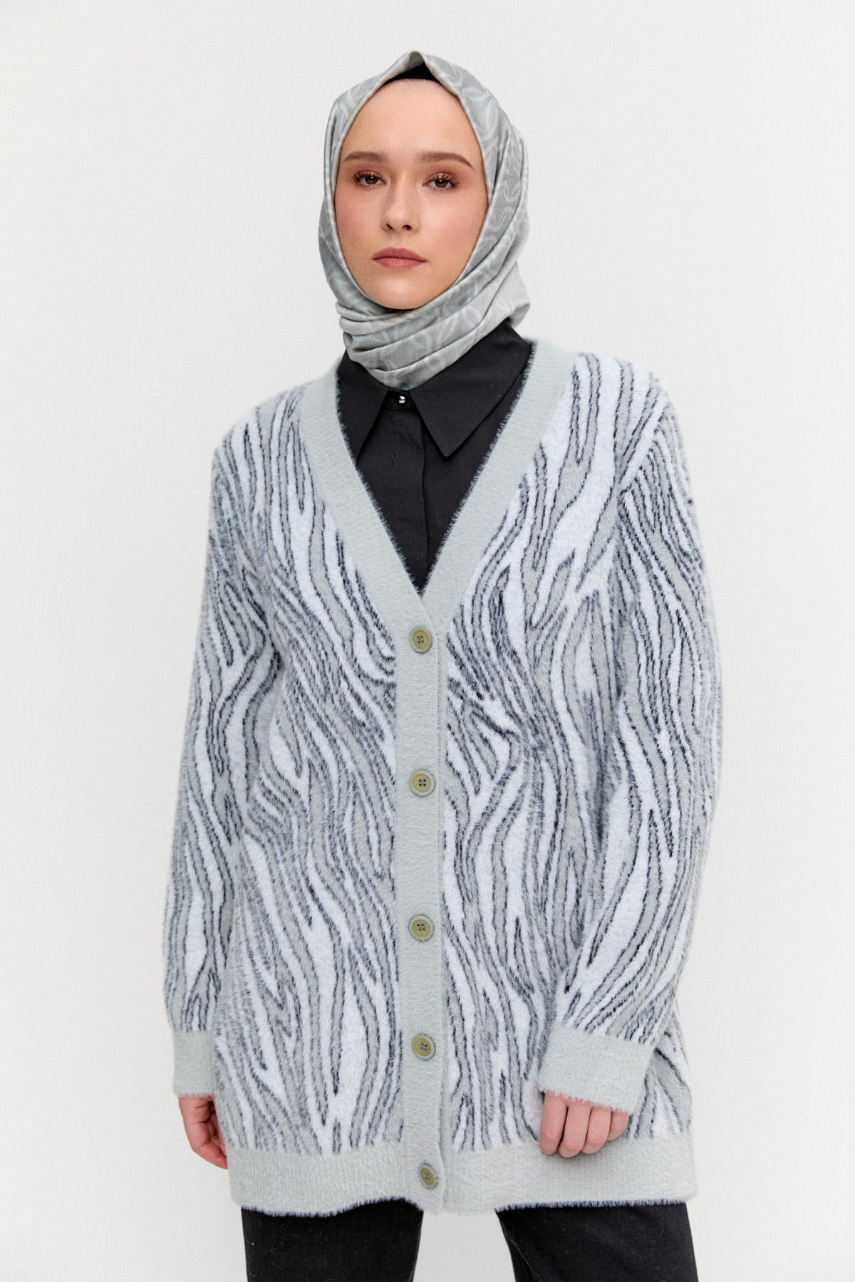 Desenli V Yaka Triko Hırka, Tesettür Giyim