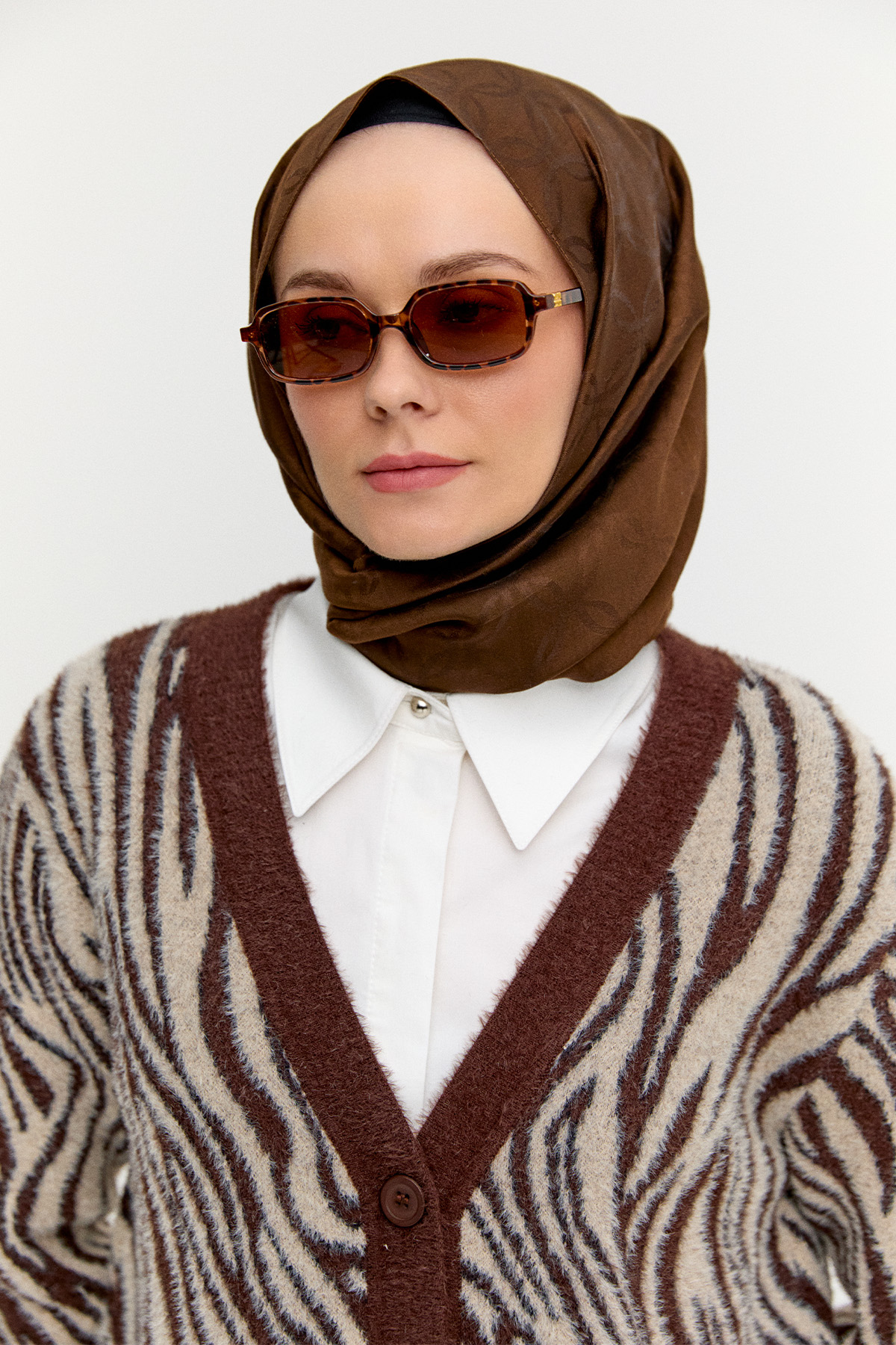 Desenli V Yaka Triko Hırka, Tesettür Giyim