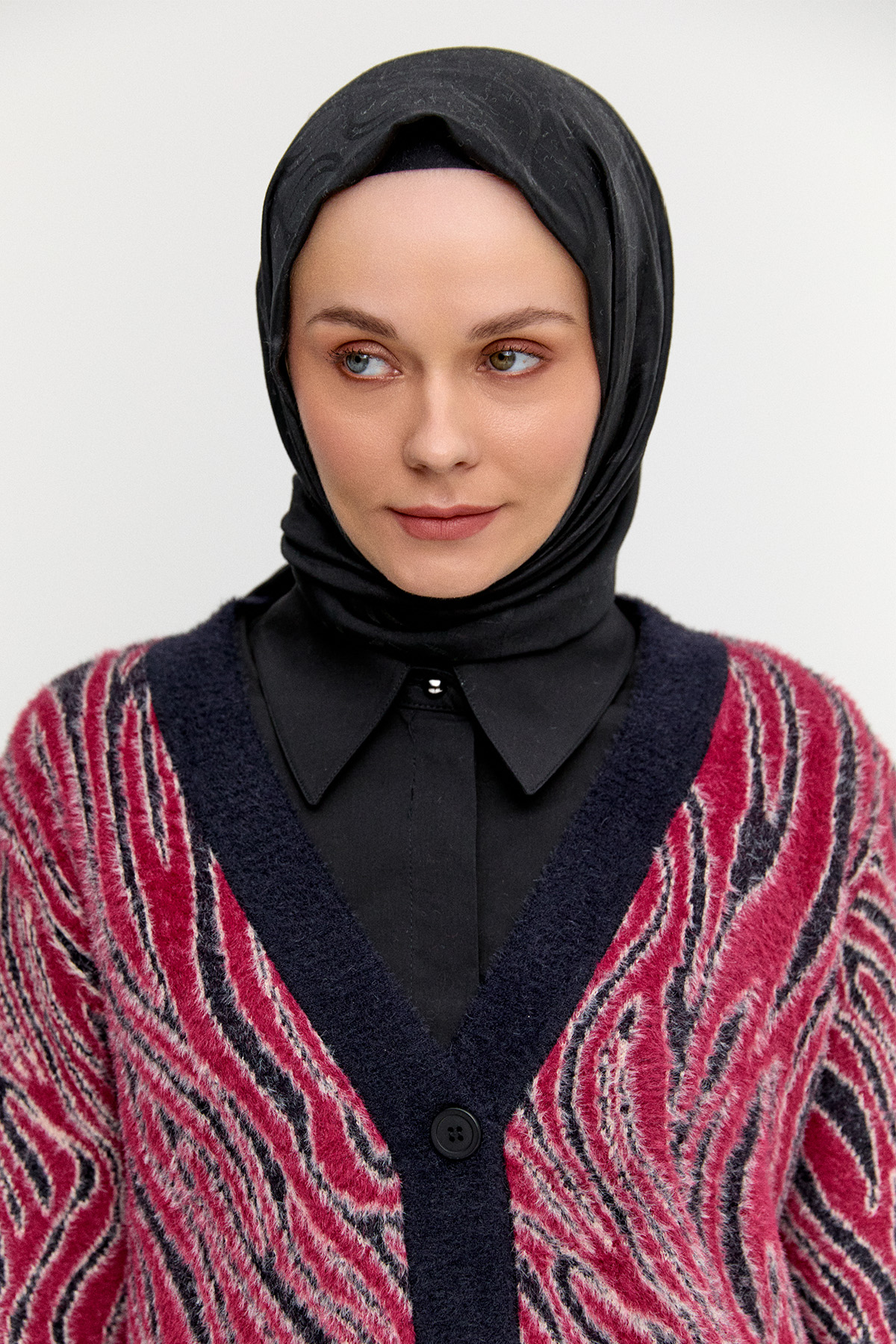 Desenli V Yaka Triko Hırka, Tesettür Giyim