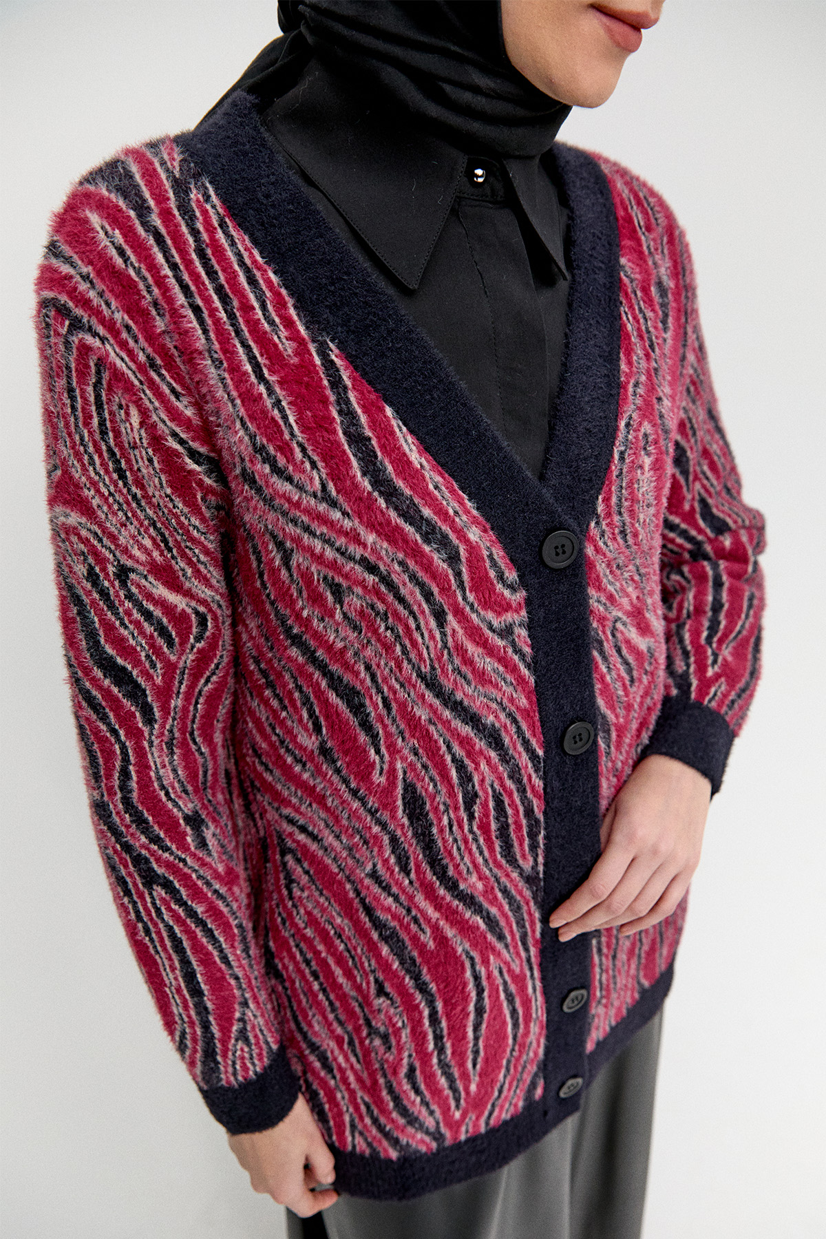 Desenli V Yaka Triko Hırka, Tesettür Giyim