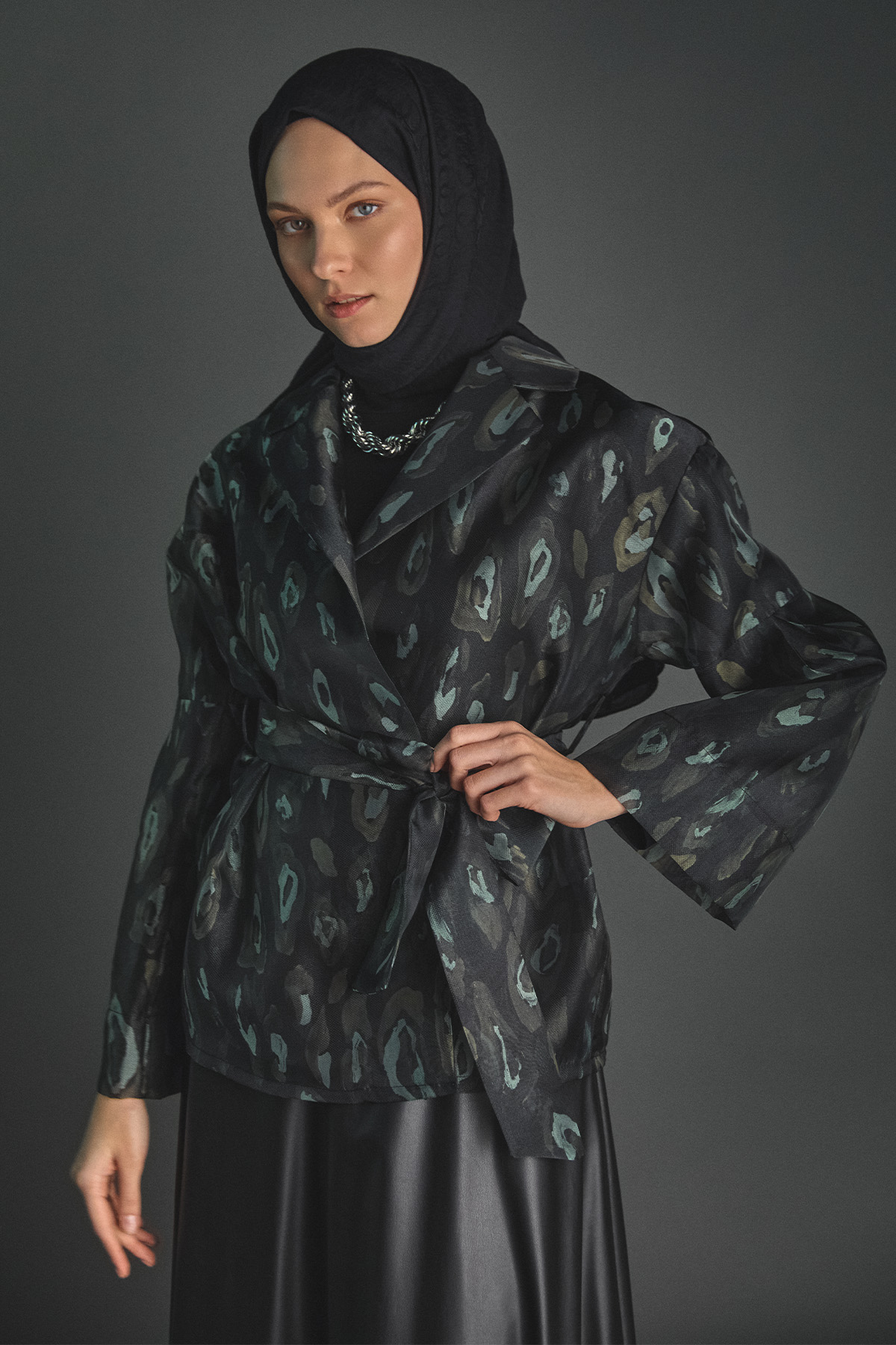 Desenli Kuşaklı Organze Ceket