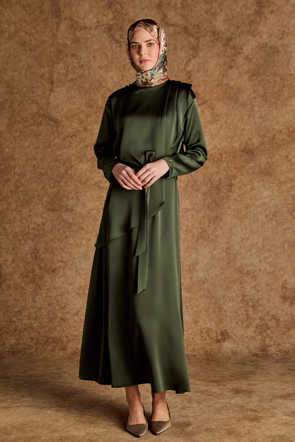 Kuşaklı Drape Detaylı Saten Elbise