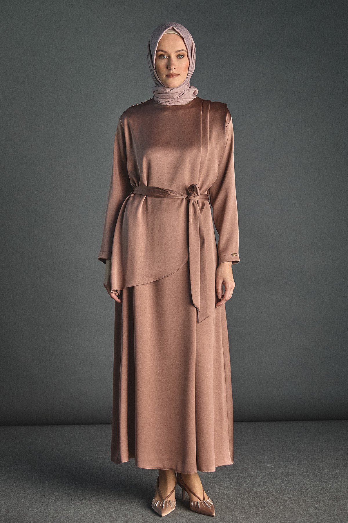 Kuşaklı Drape Detaylı Saten Elbise