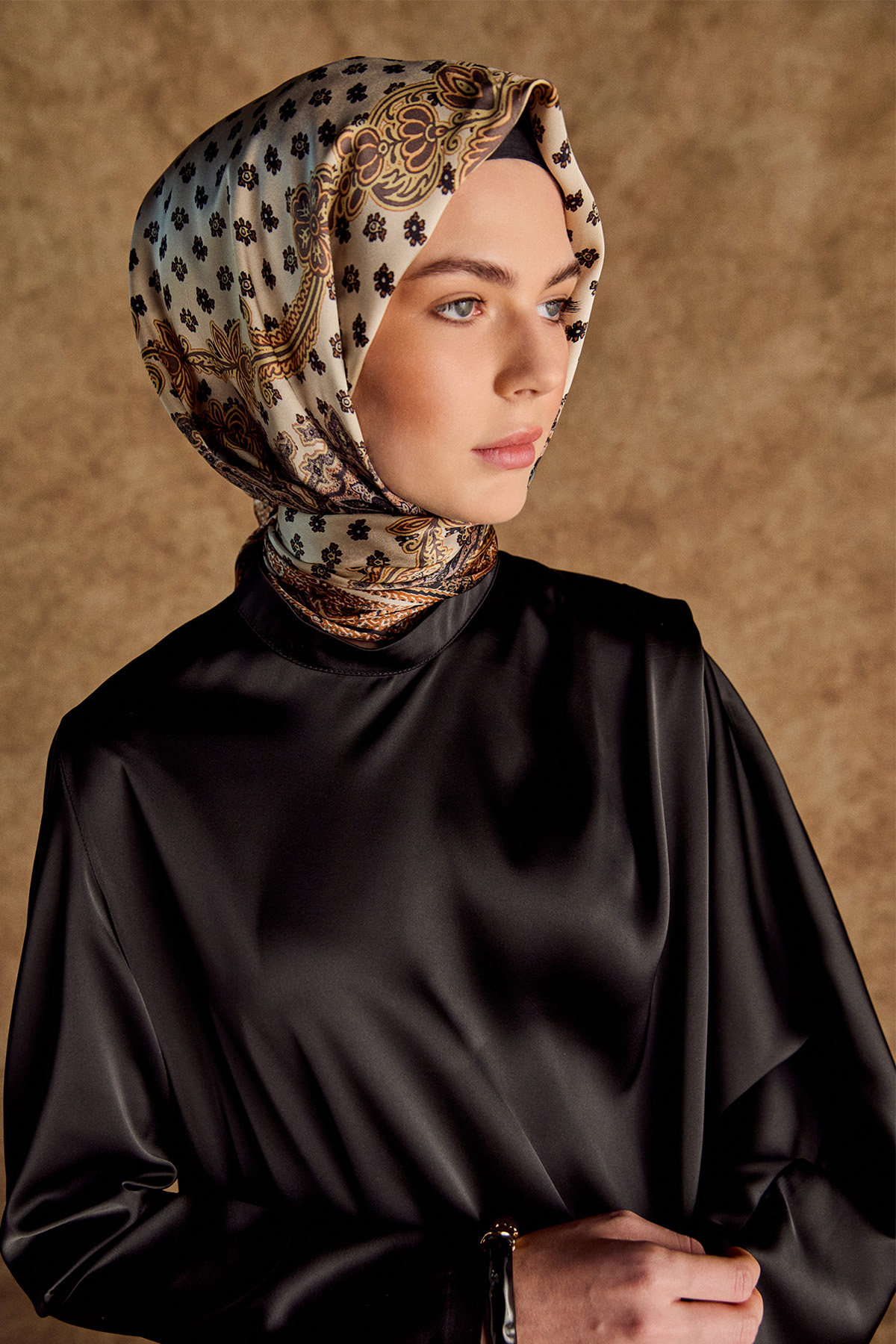 Drape Detaylı Hakim Yakalı Elbise