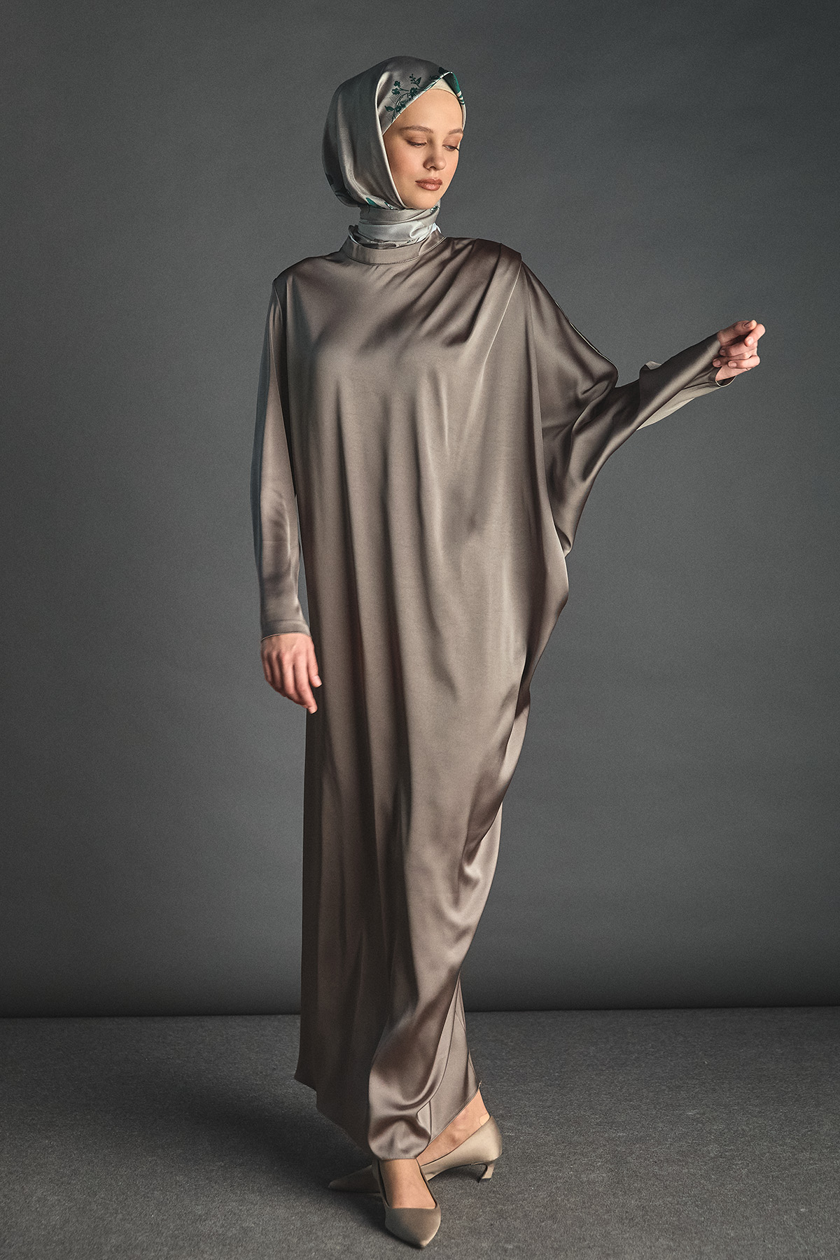 Drape Detaylı Hakim Yakalı Elbise