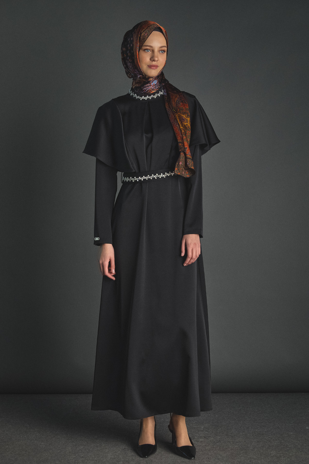 Taş Detaylı Volanlı Kemerli Elbise