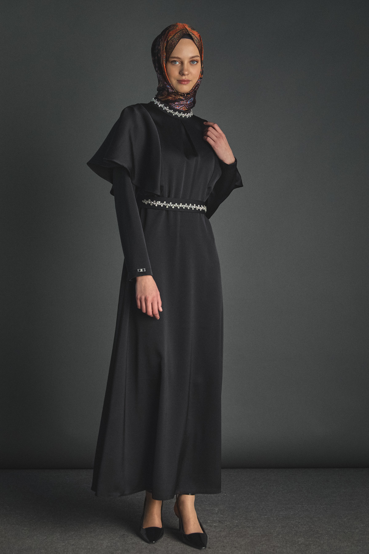 Taş Detaylı Volanlı Kemerli Elbise