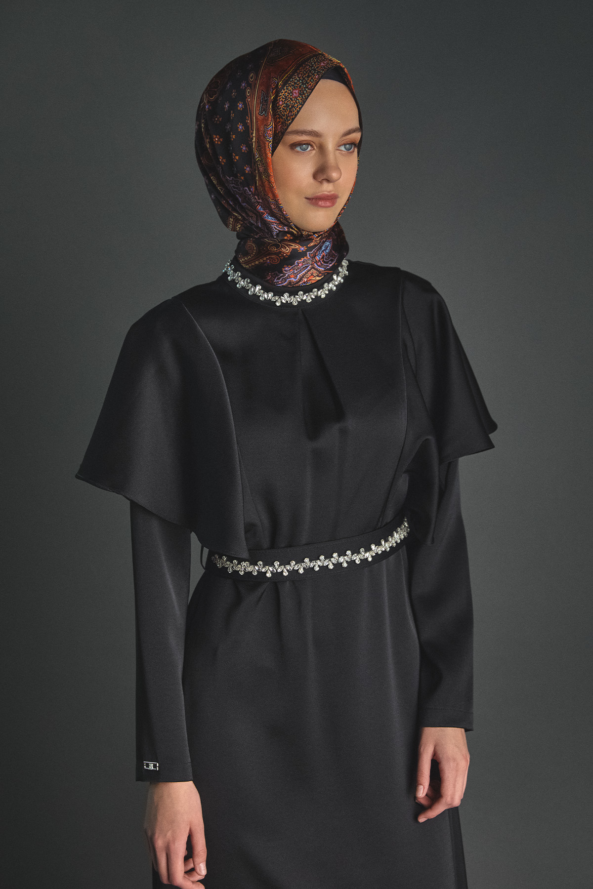 Taş Detaylı Volanlı Kemerli Elbise